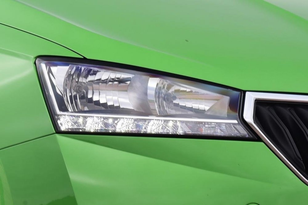 Changing Headlight bulbs TSi 110ps 1L estate 2019 Skoda Fabia Mk III