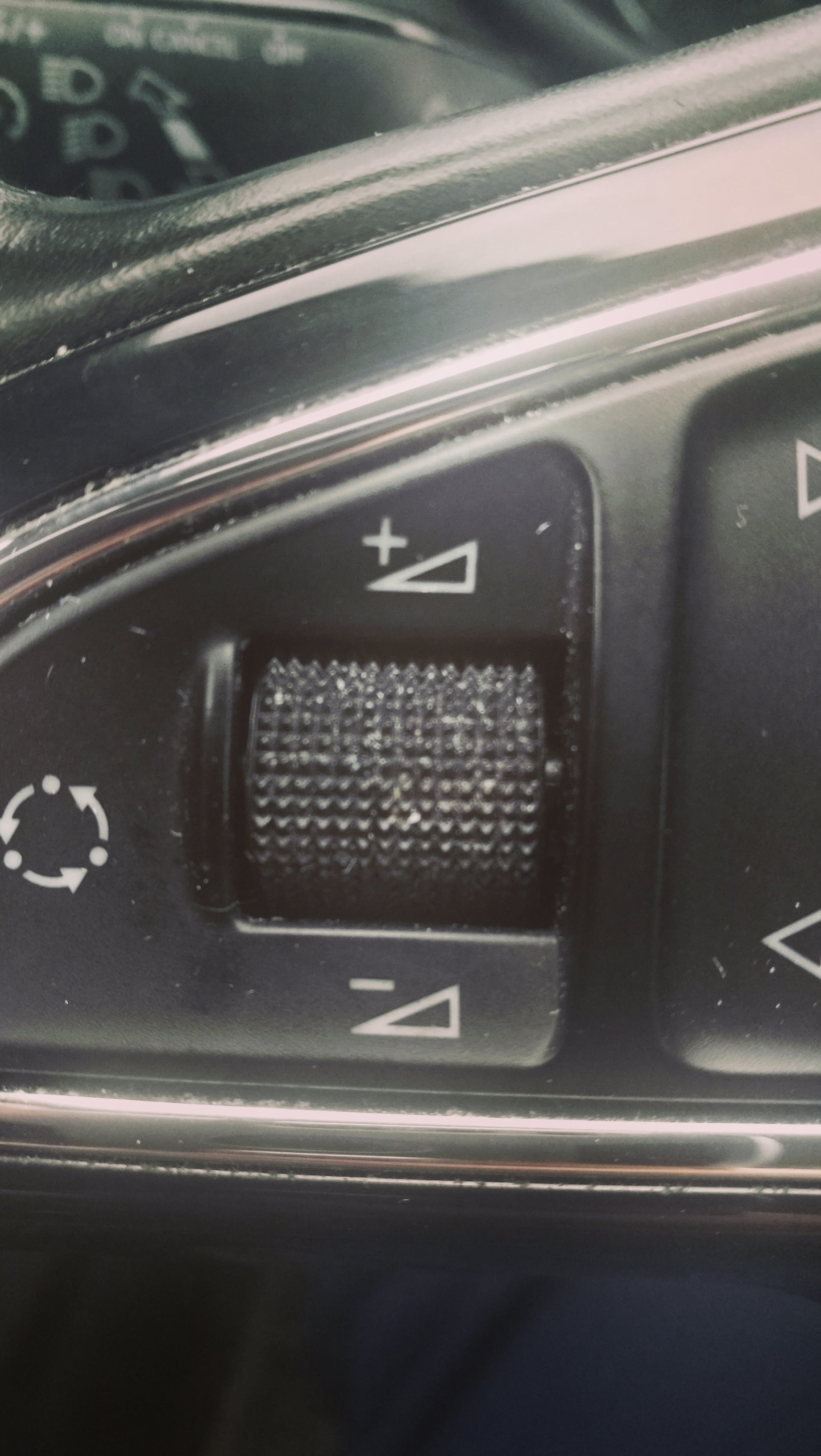 Steering wheel volume control cracked Skoda Octavia Mk III (2013