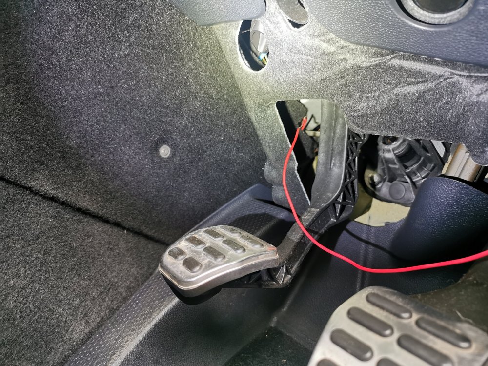 fuse box has wired connection to 14 - Skoda Octavia Mk II ... skoda fabia estate fuse box 