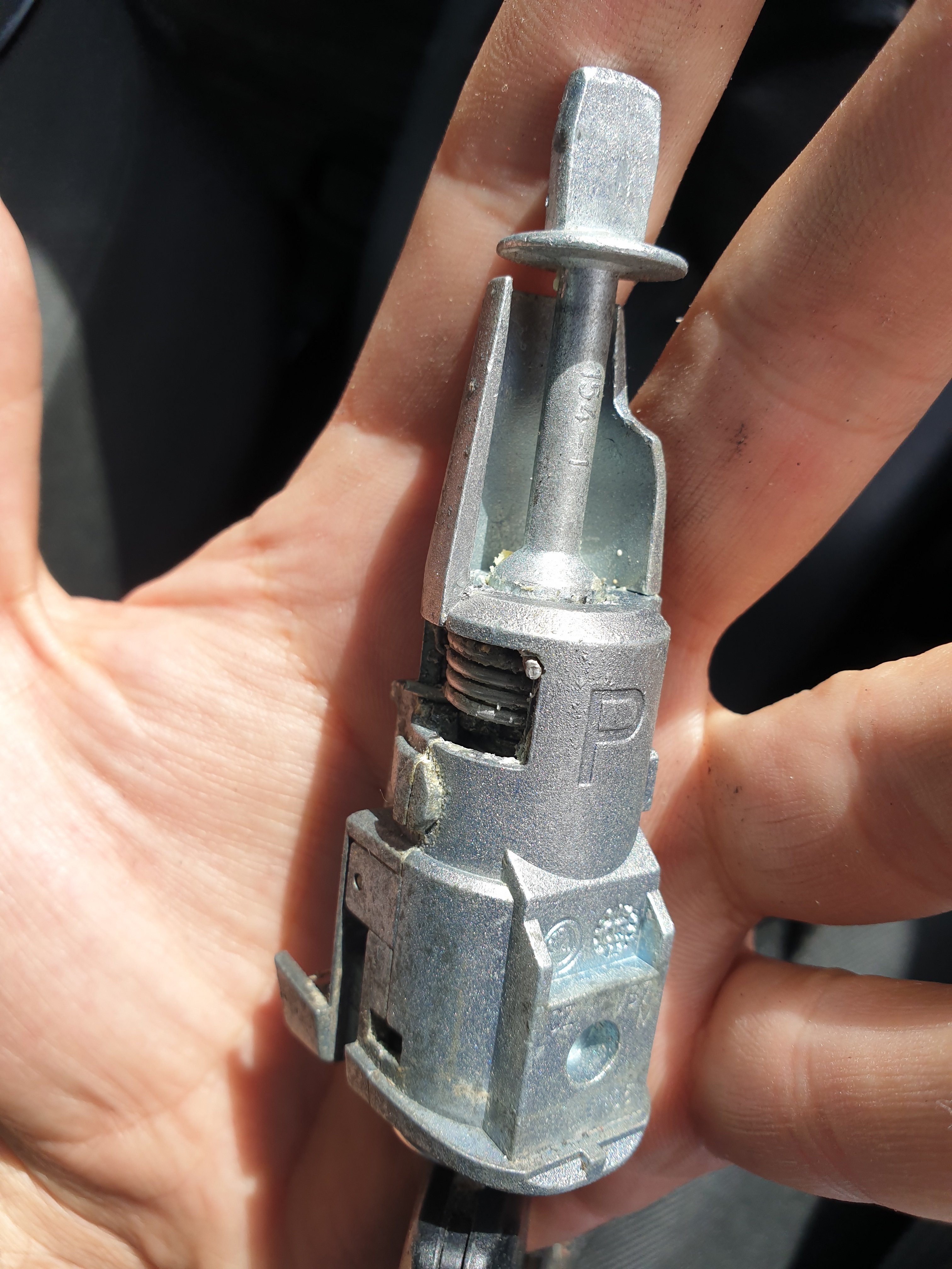 Door lock cylinder broken (spinning) Skoda Octavia Mk II (2004 2013