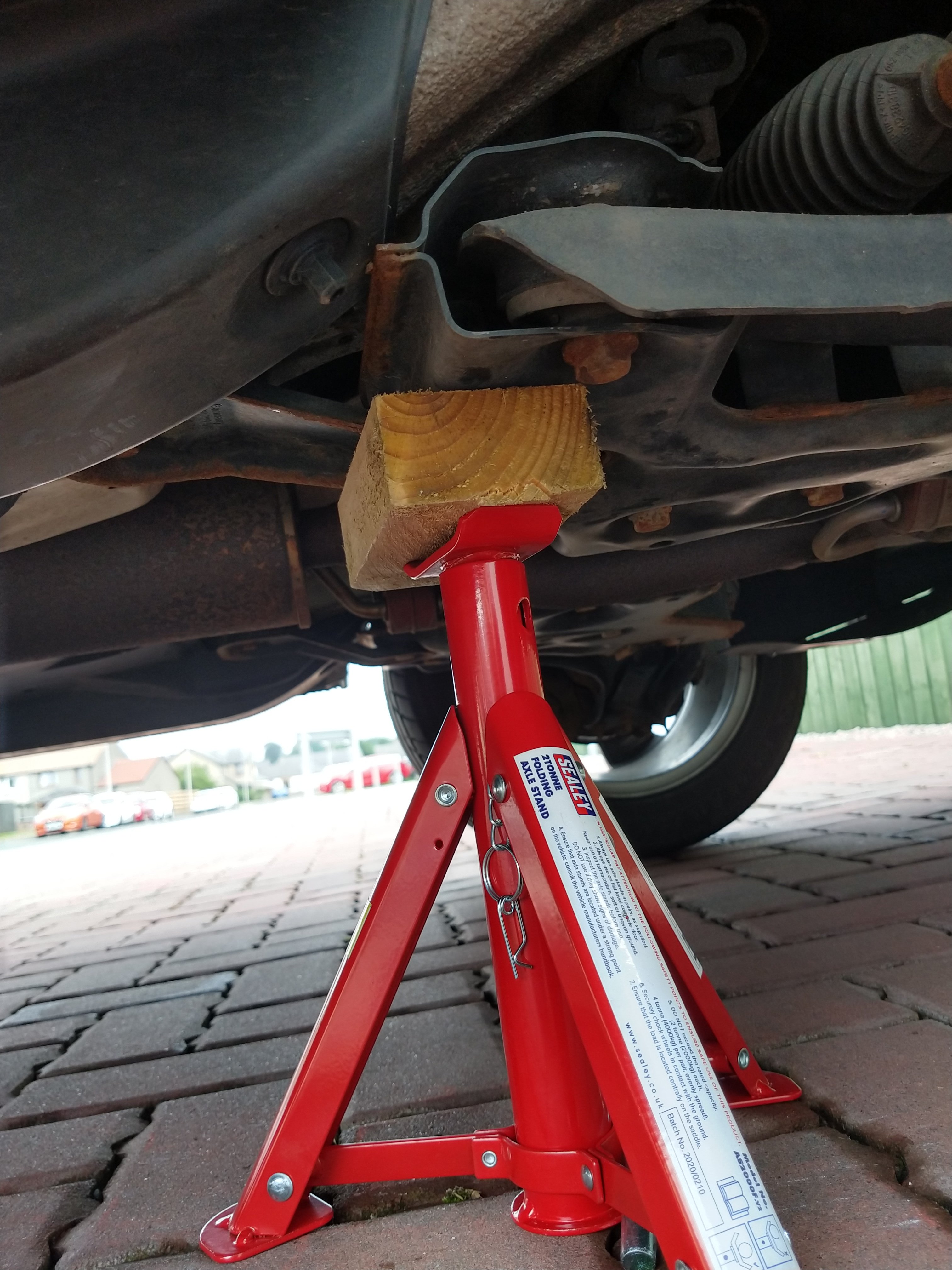 Axle stand placement for front wheel removal Skoda Fabia Mk II (2007