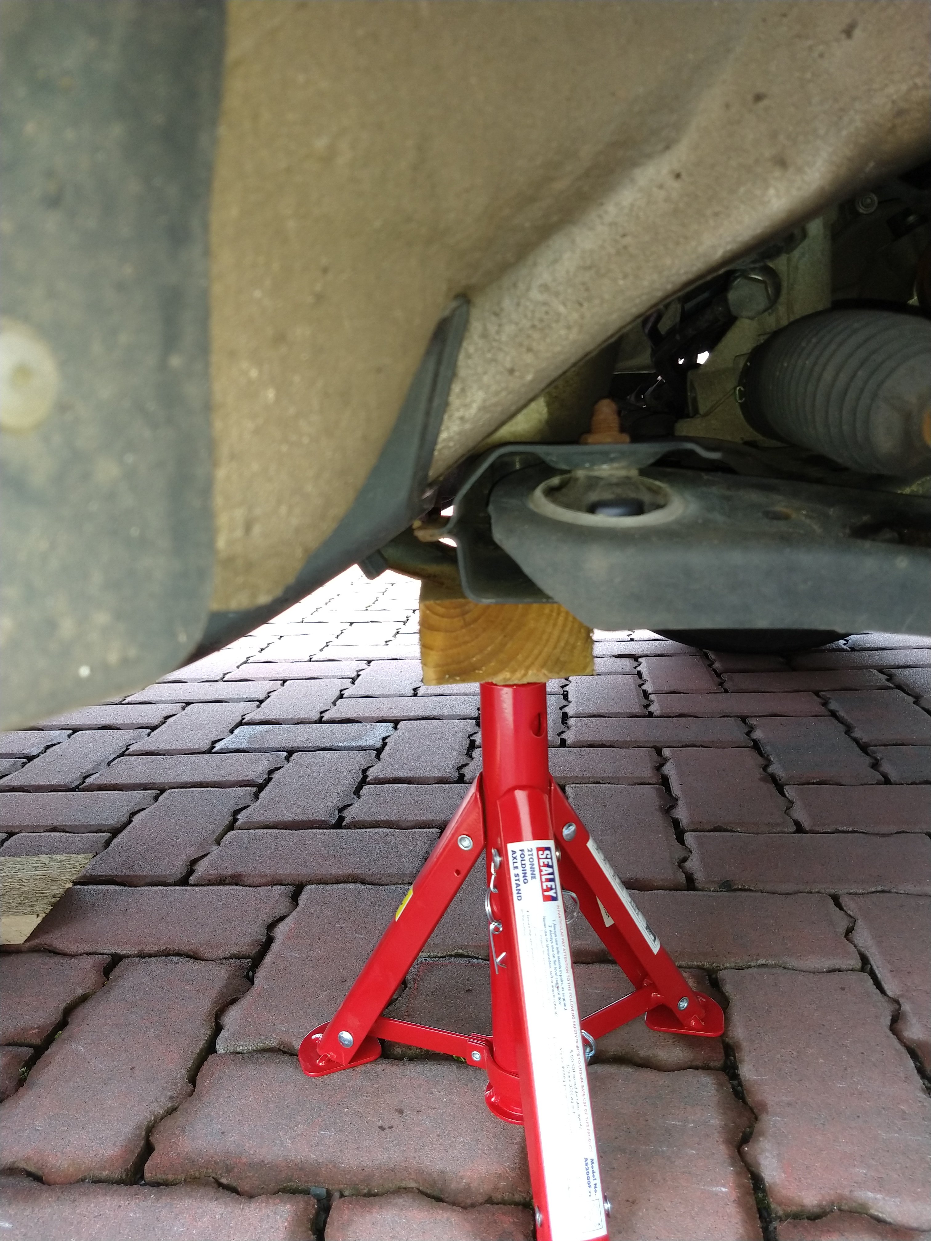 Axle stand placement for front wheel removal Skoda Fabia Mk II (2007