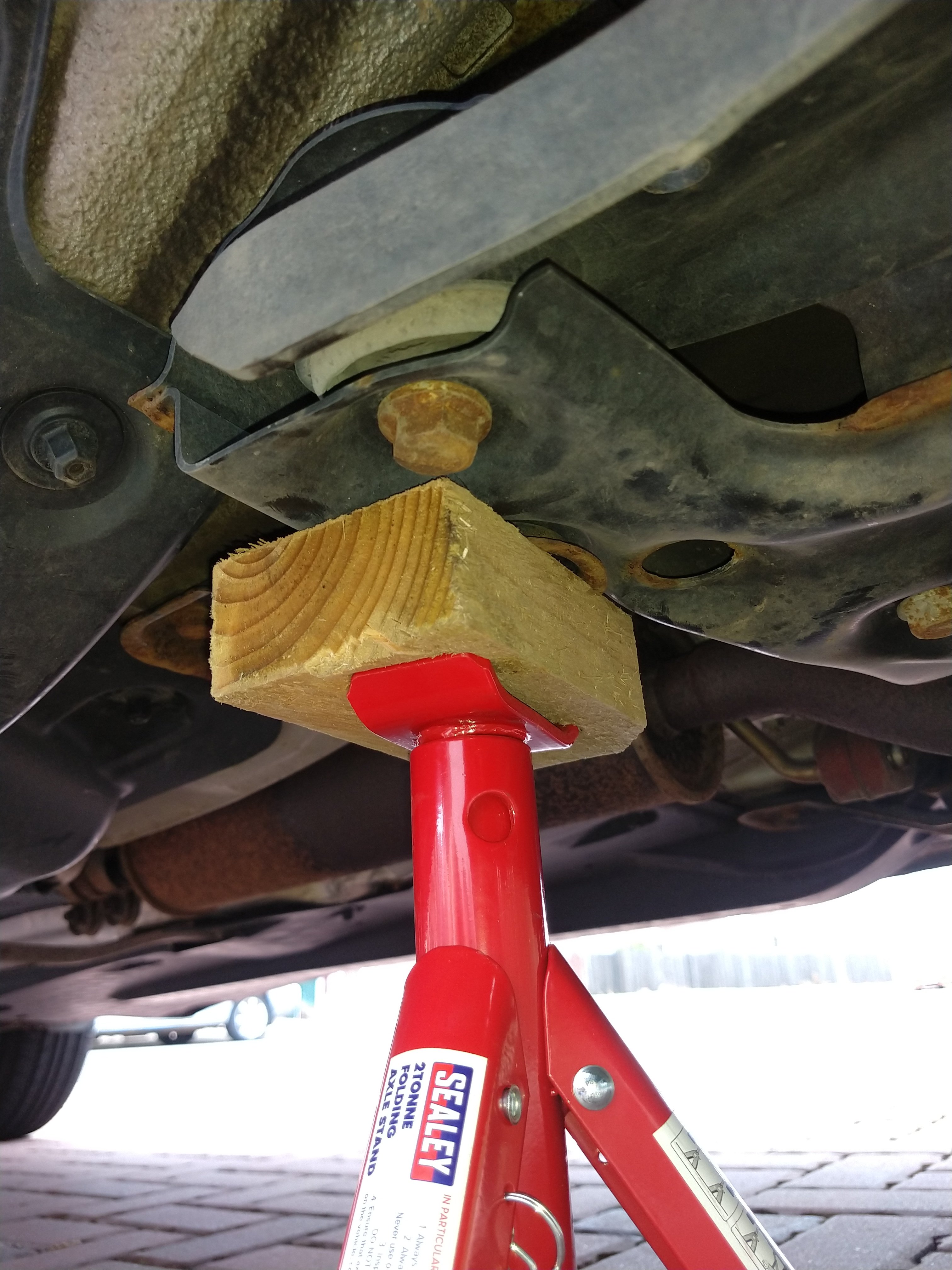 Axle stand placement for front wheel removal Skoda Fabia Mk II (2007