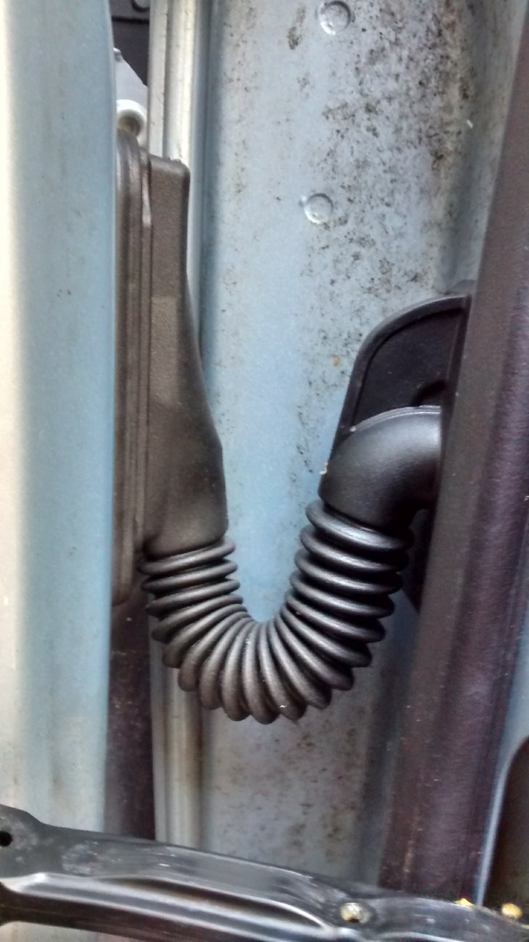 Damage to right front door wiring loom  - Skoda Yeti 2010
