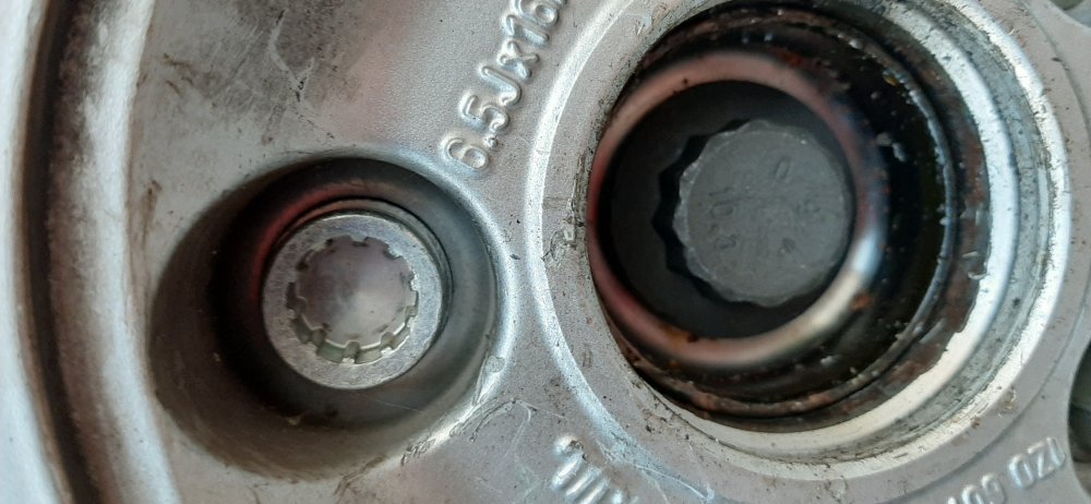 skoda locking nut.jpg