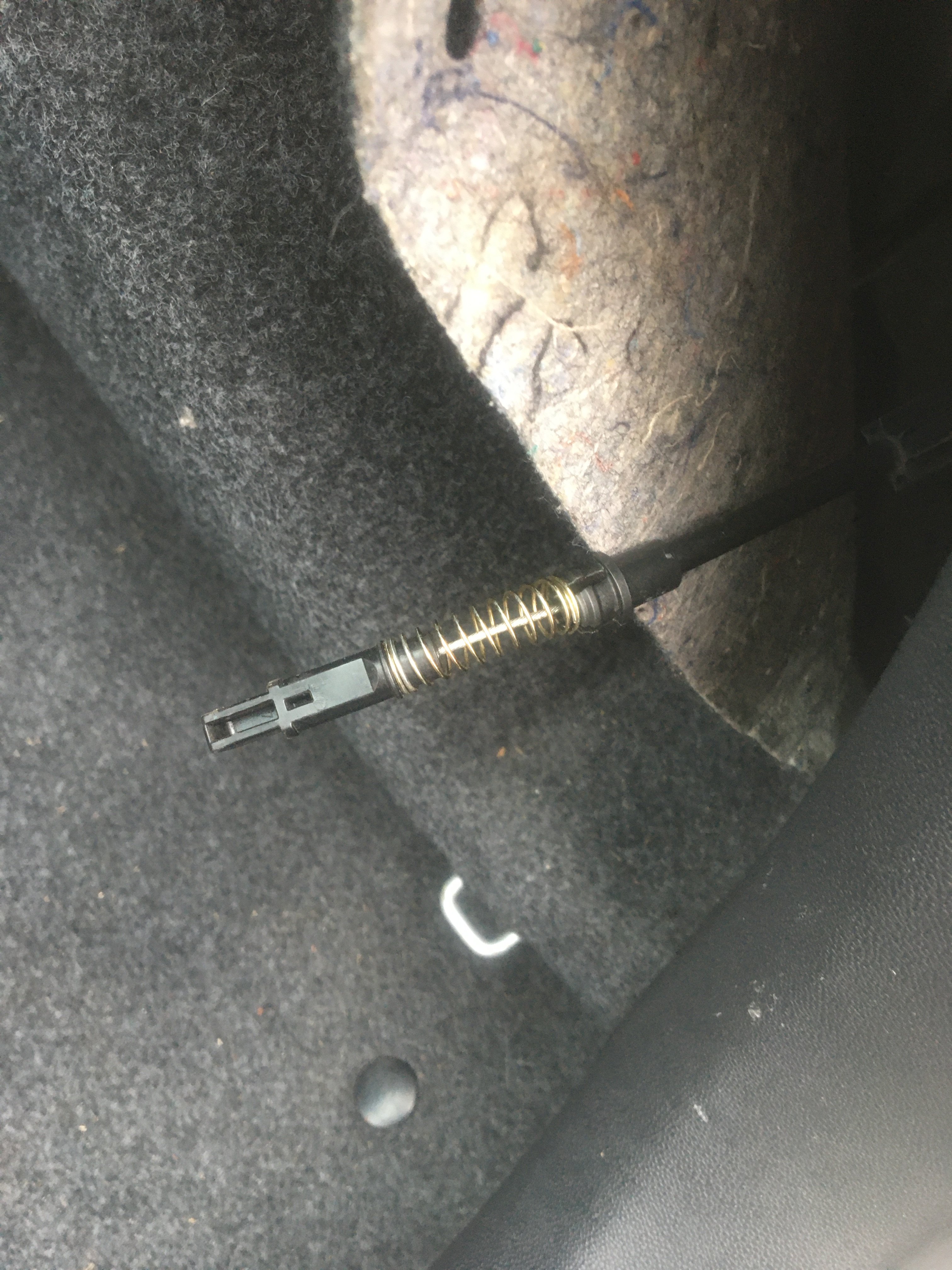 Fuel door not locking cable inoperative? Skoda Fabia Mk I (1999