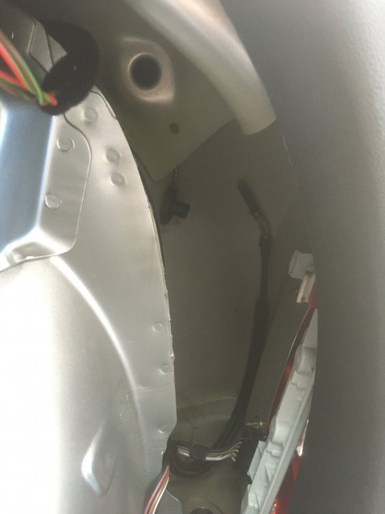 Fuel door not locking cable inoperative? Skoda Fabia Mk I (1999