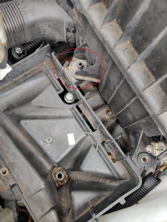 Accessing Power Steering Fluid Reservoir Skoda Fabia Mk I (19992007