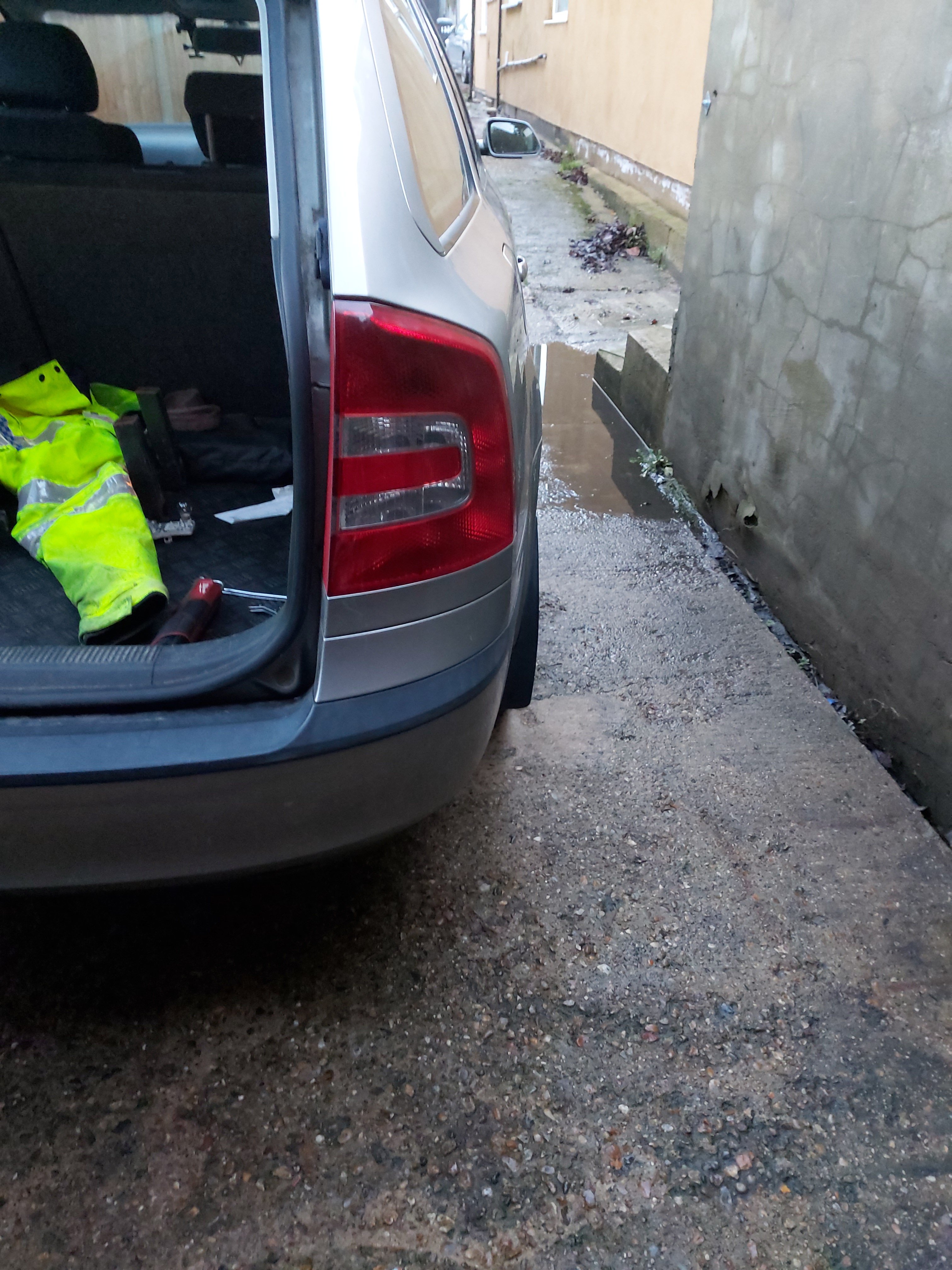 Keys locked in car Skoda Octavia Mk II (2004 2013) BRISKODA