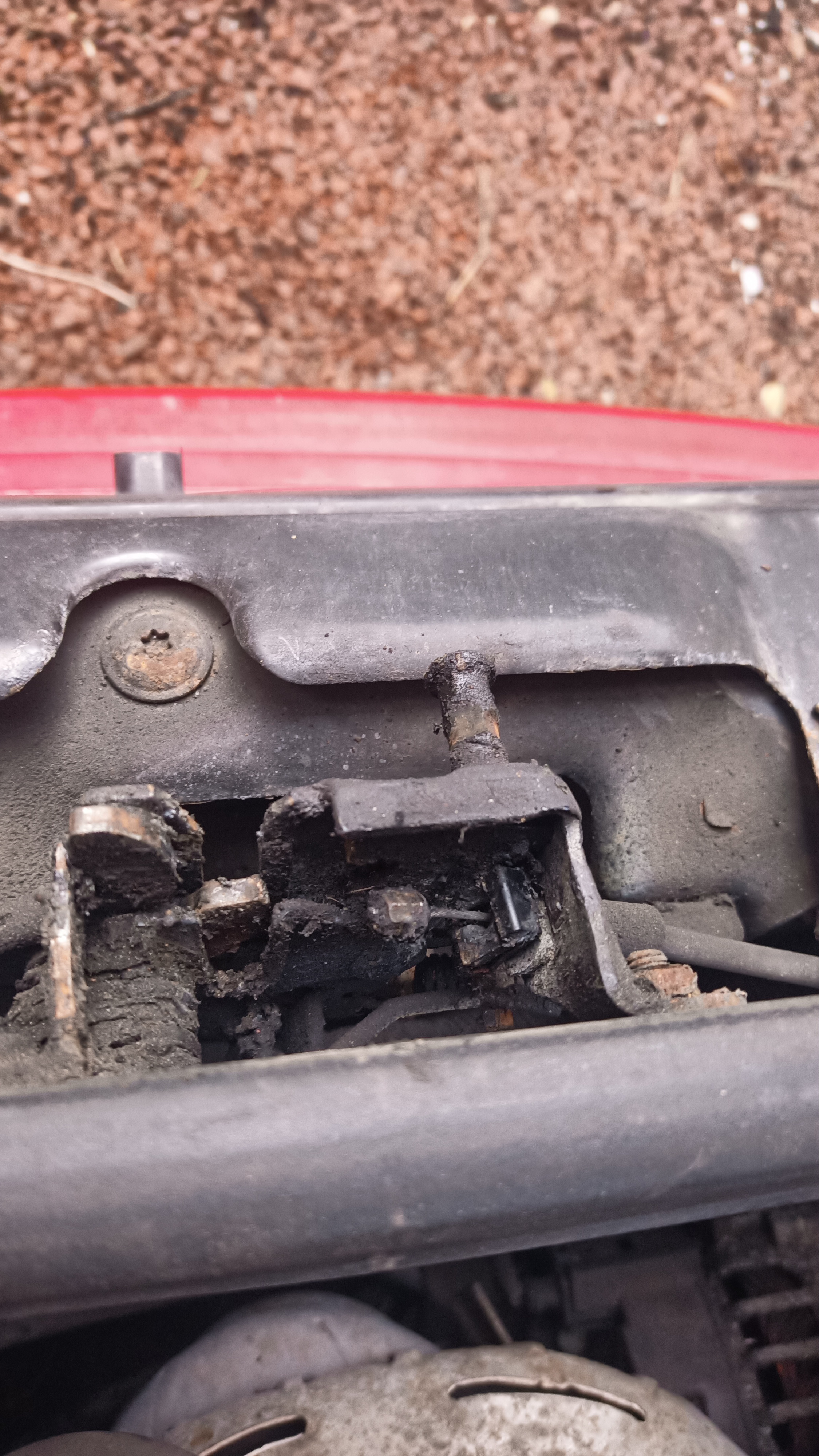 Bonnet won't close / lock / latch