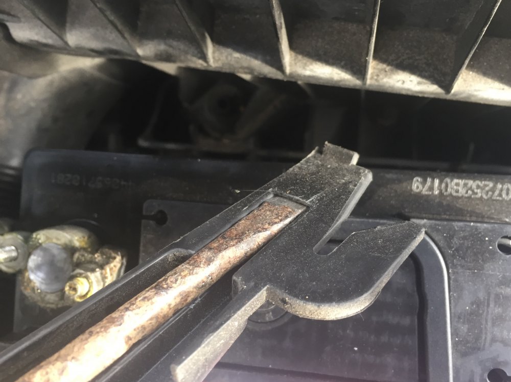 Battery cover removal late vRS Skoda Fabia Mk I (19992007) BRISKODA