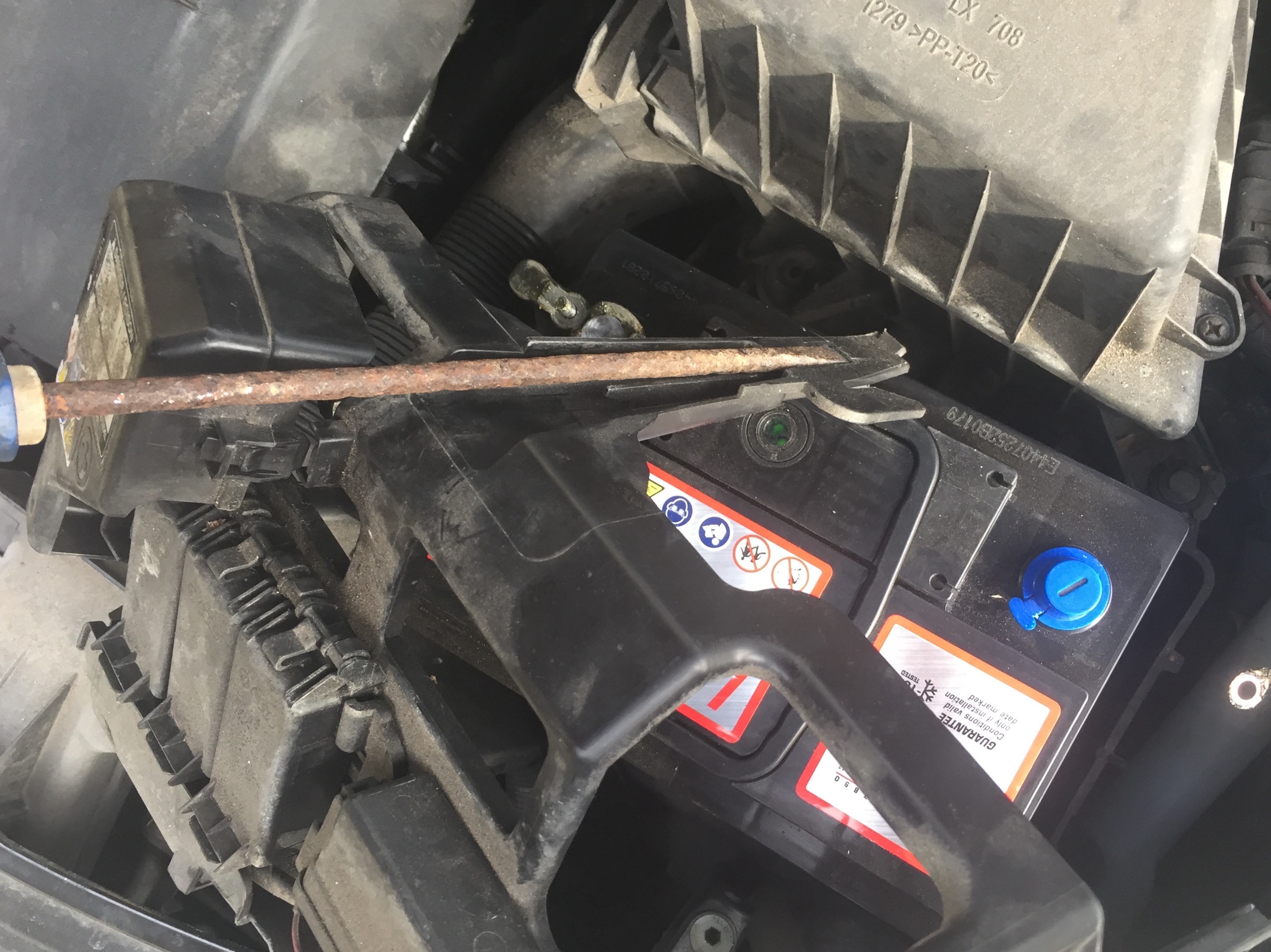 Battery cover removal late vRS Skoda Fabia Mk I (19992007) BRISKODA