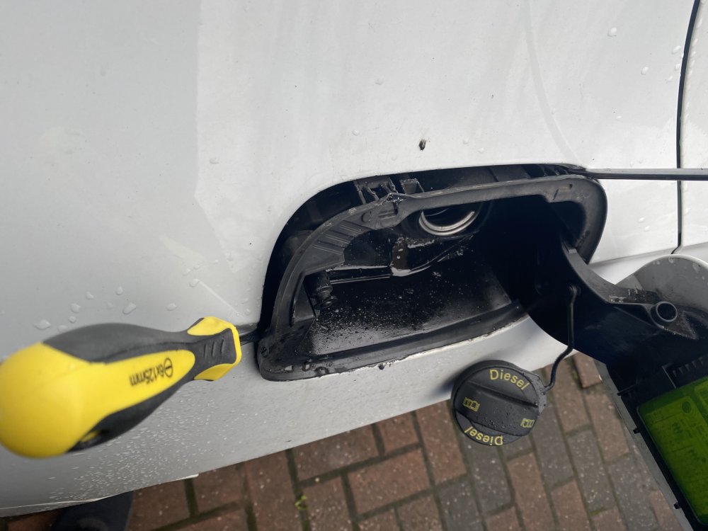 Fuel Flap Actuator Change Flap won’t open Skoda Superb Mk III (2015