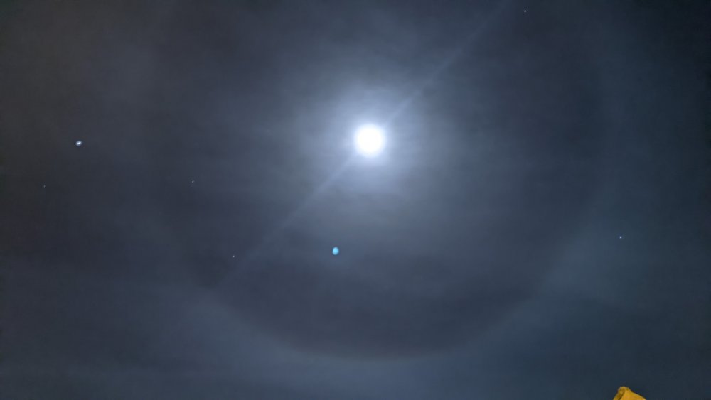 1289204672_MoonHaloSpacestation.thumb.jpg.587a332d7fab62bc48a0ec809de514bf.jpg