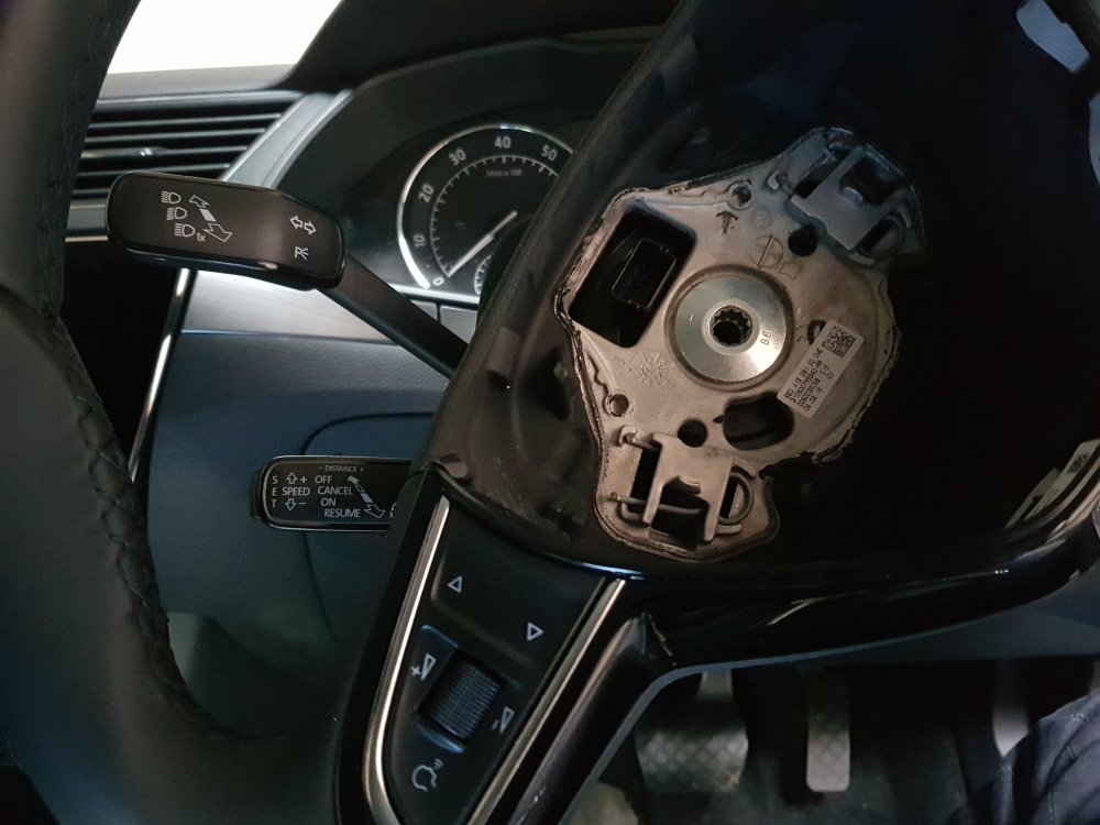 Steering wheel volume control bust. Skoda Superb Mk III (2015 2023