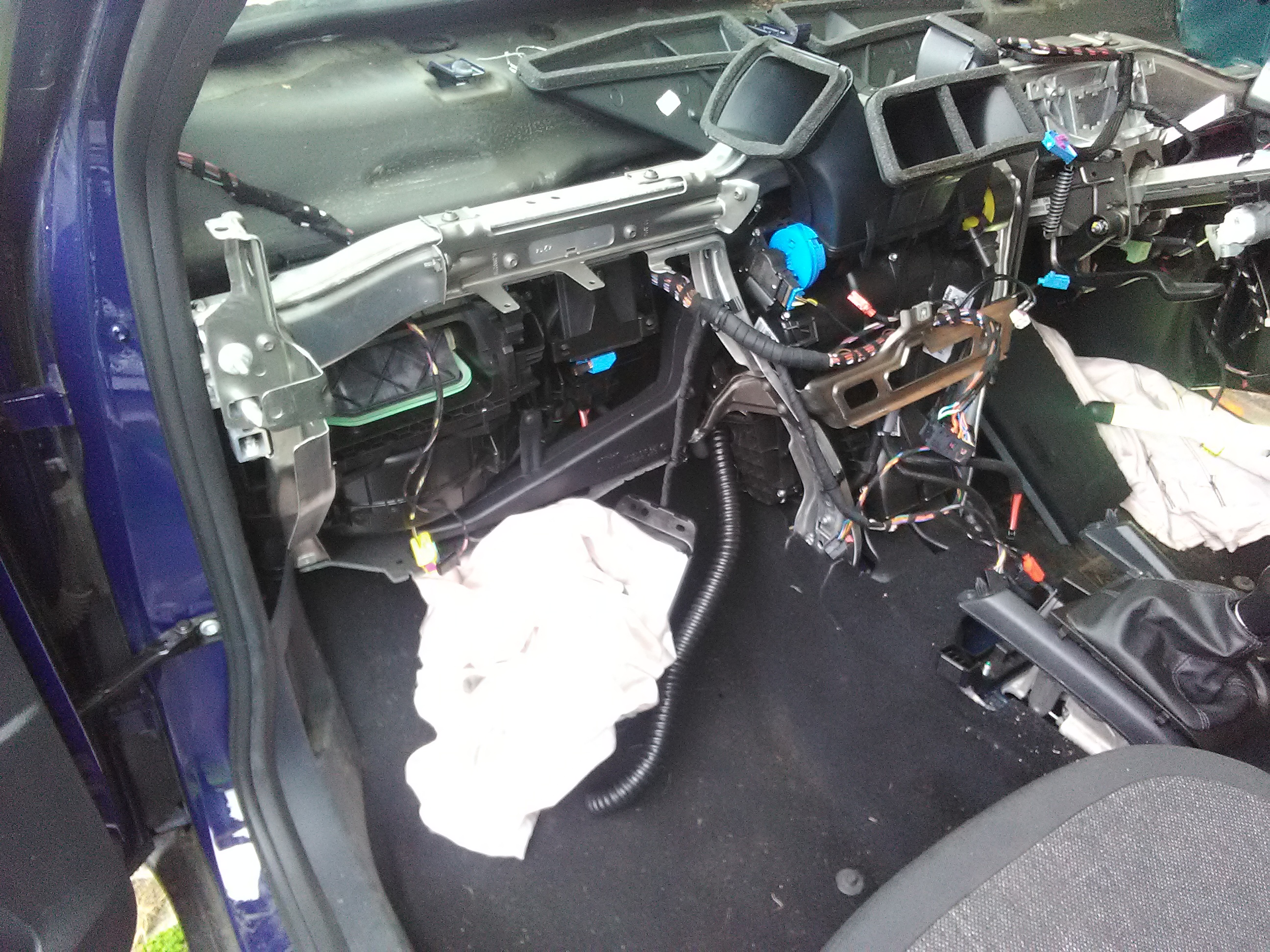 Removal of blower and pollen filter housing. Skoda Yeti BRISKODA