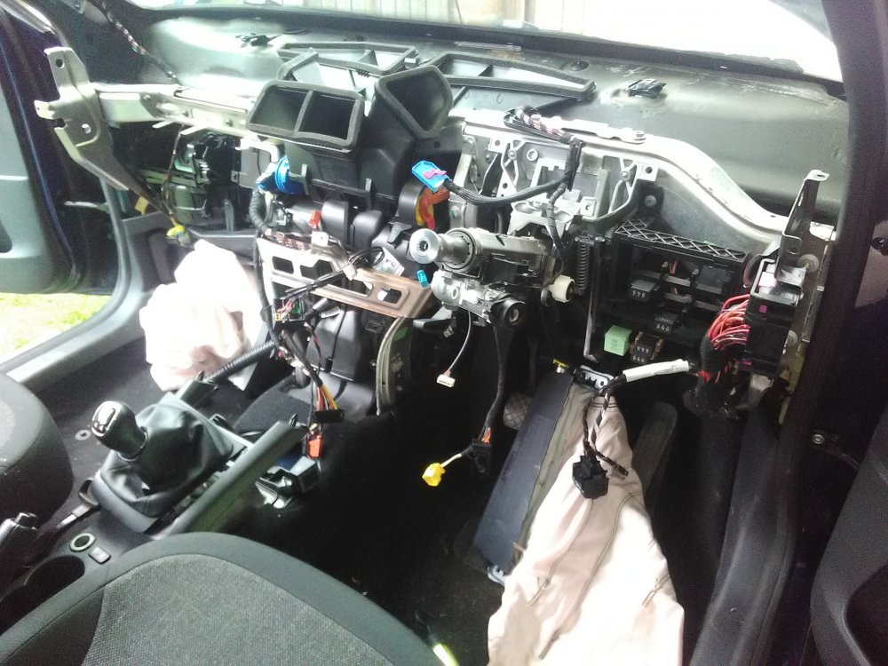 Removal of blower and pollen filter housing. Skoda Yeti BRISKODA