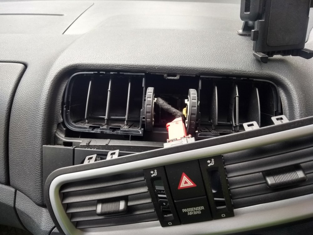 Central top vent rattle Skoda Fabia Mk II (20072014) BRISKODA