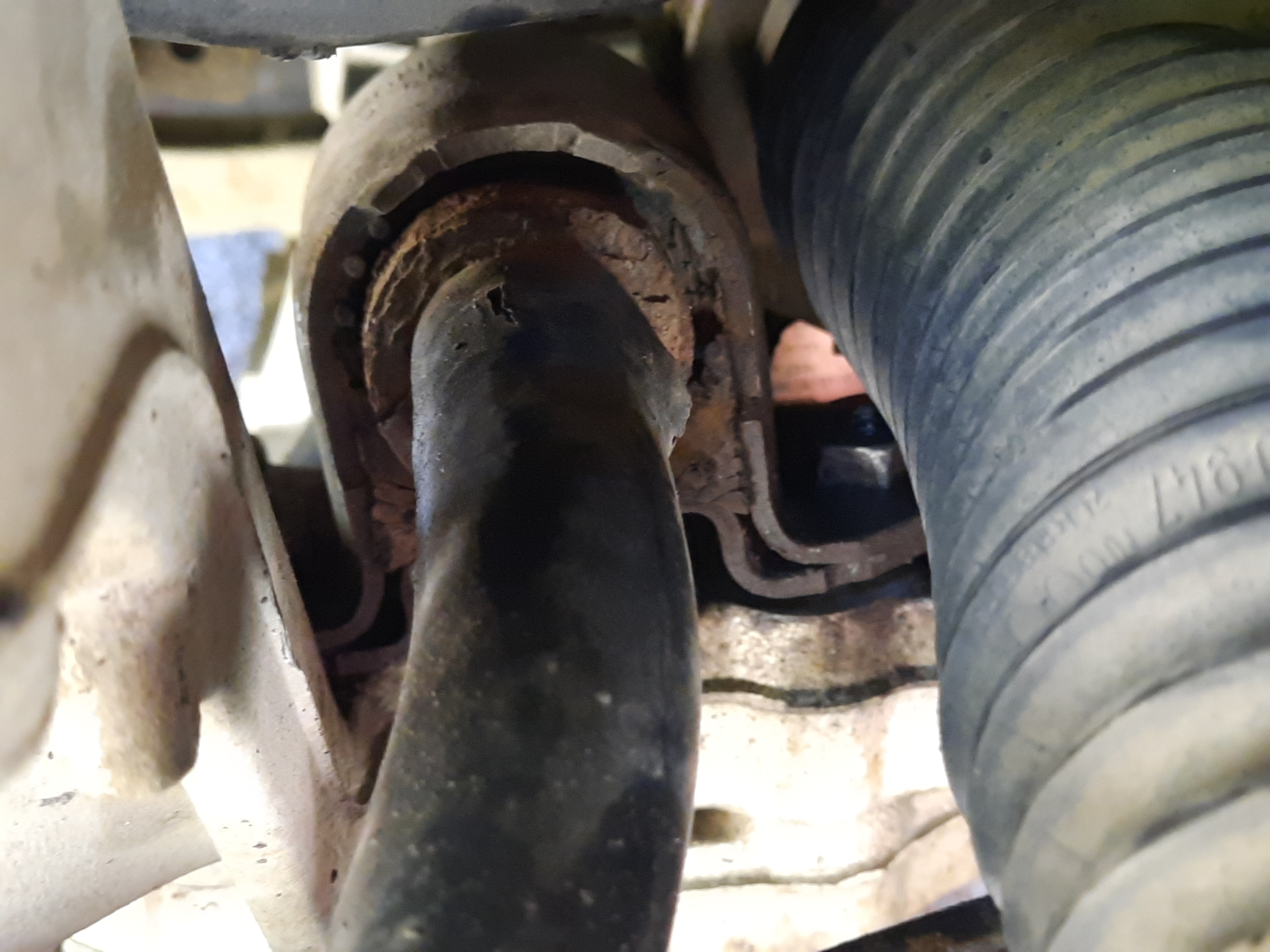 How to remove antiroll bar stabiliser bushing? Skoda Octavia Mk II