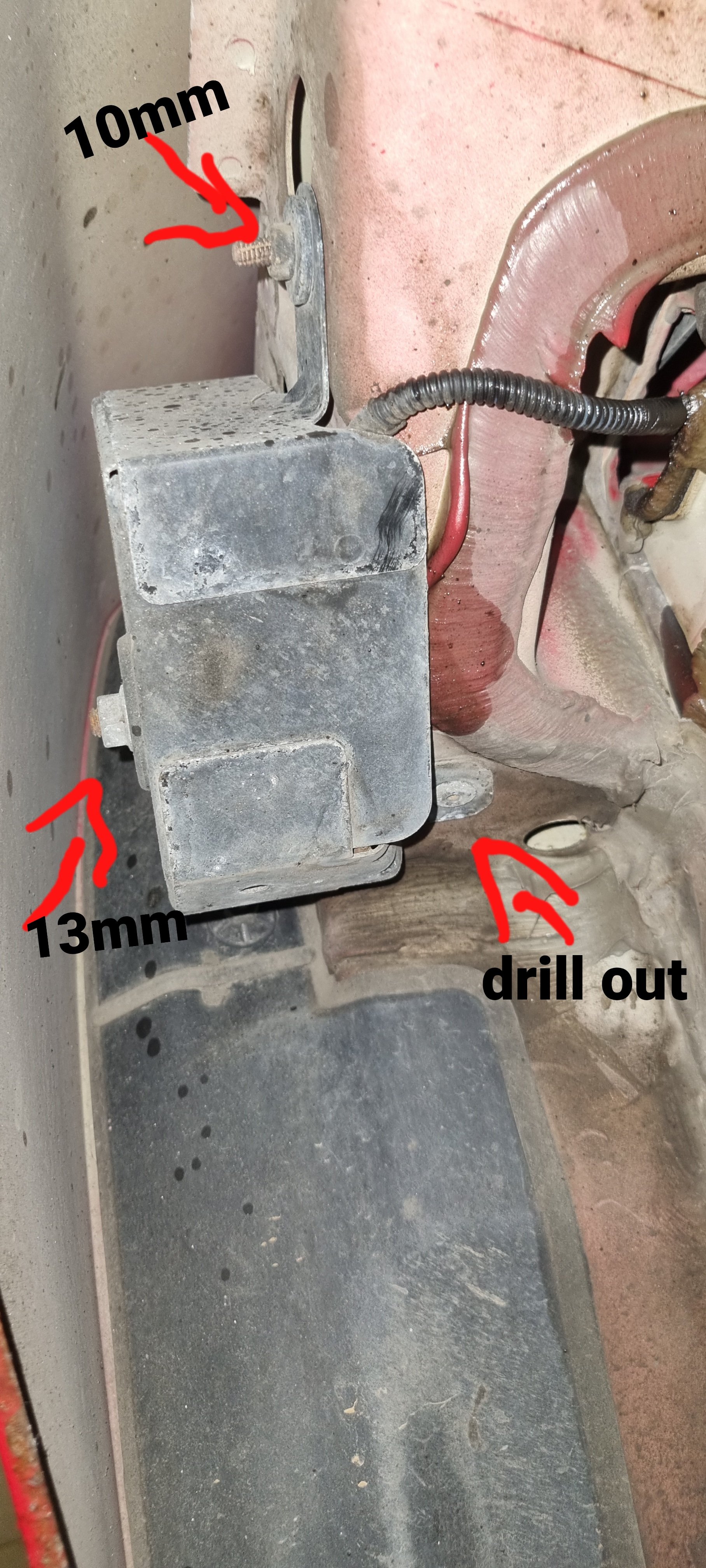 skoda octavia II hatchback (MK2) (1Z3) 2005 Alarm siren located step by
