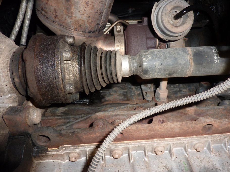 93472381_OctaviaEngineLeak.jpg.9a78de92210d7862f465cb9badd0a900.jpg