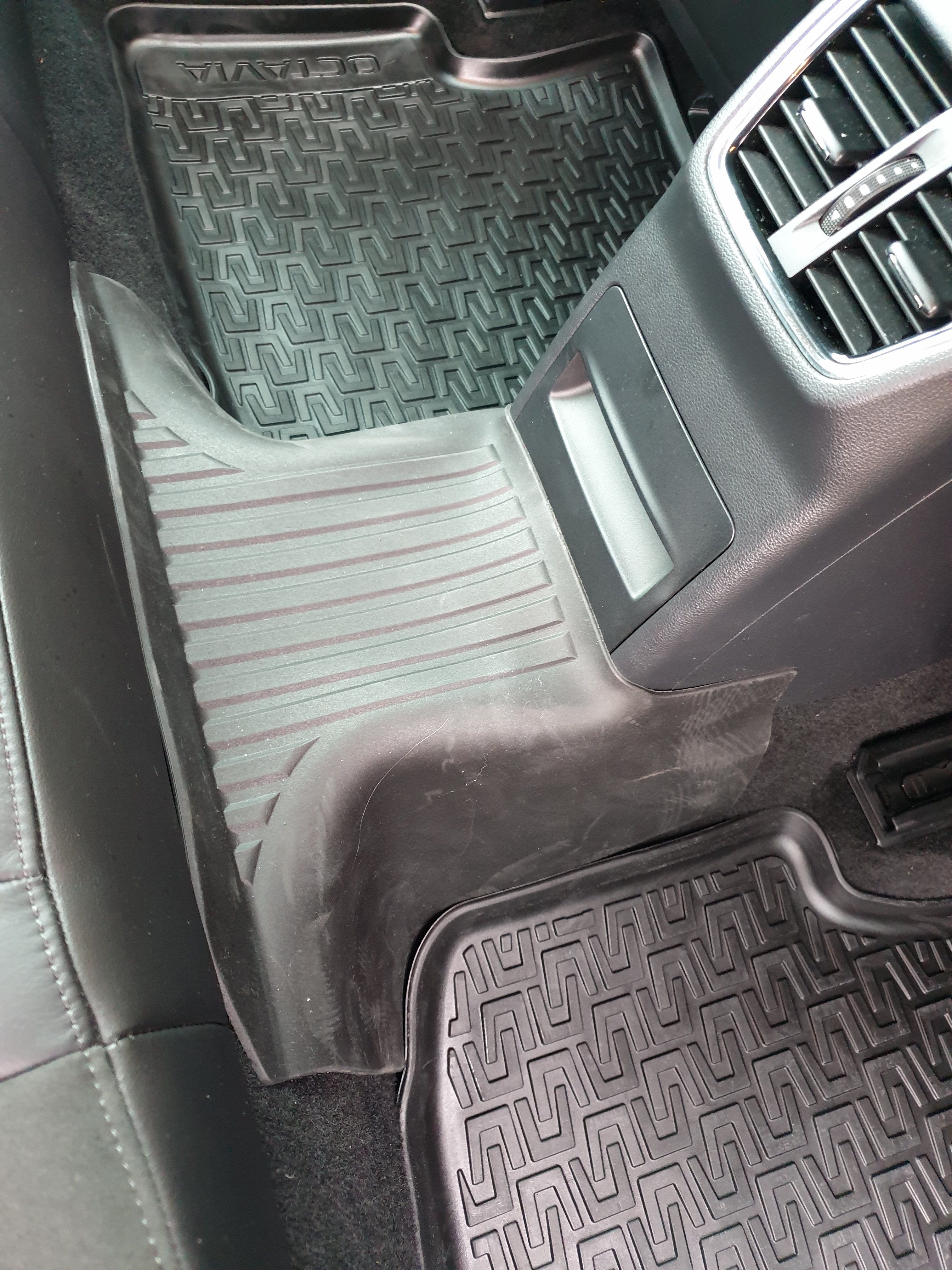 Rubber mat over the rear tunnel Skoda Octavia Mk III 2013
