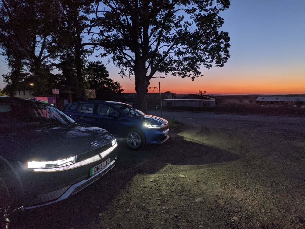 enyaq ioniq.jpg