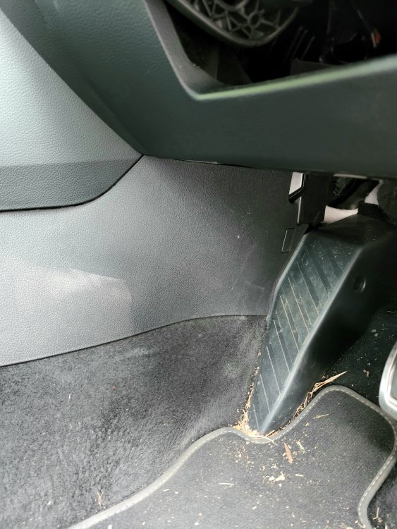 How to remove drivers kick panel? Skoda Superb Mk III (2015 2023