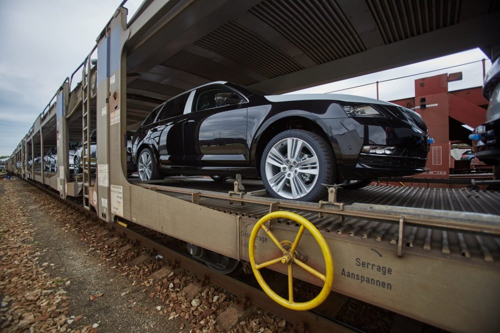 skoda-logistics-car-train-transport-1440x960.jpg