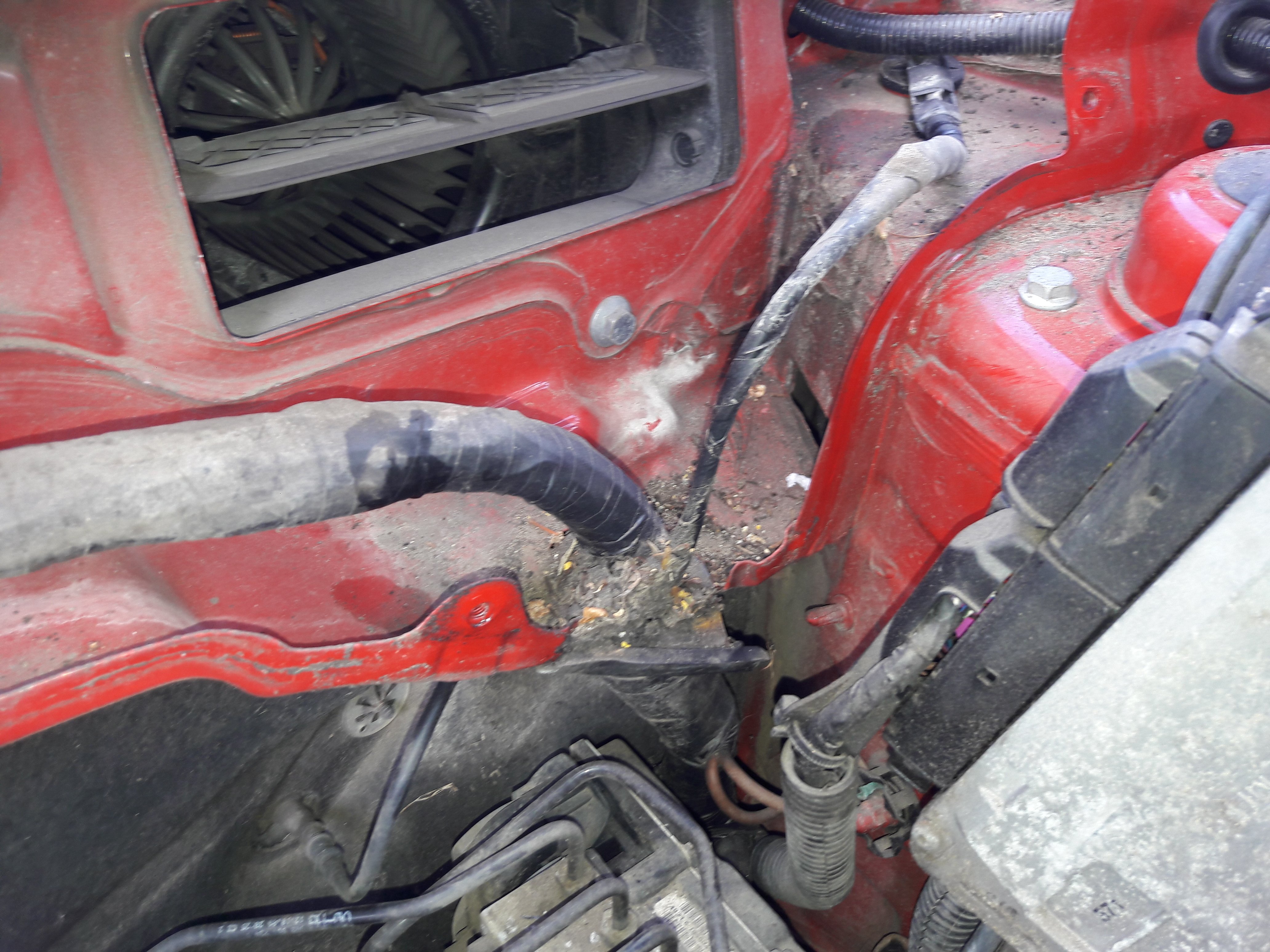rendering præst Sicilien Water leaking from winscreen scuttle drain into back of engine bay - Skoda  Fabia Mk I - BRISKODA