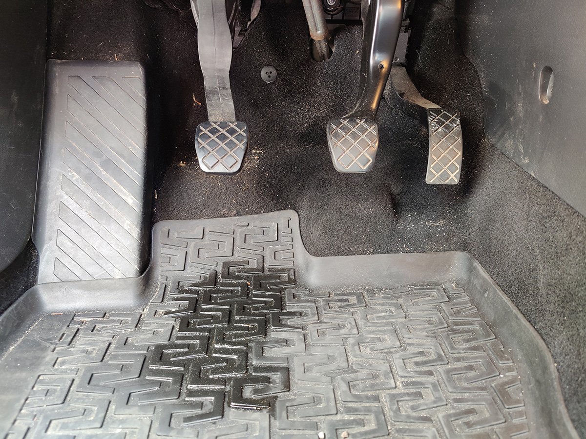 Clutch leaking fluid down the pedal onto the floor Skoda Octavia Mk