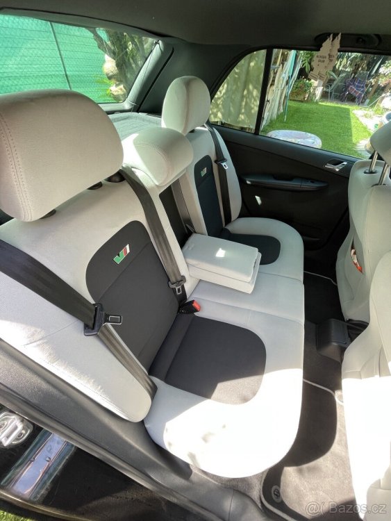 299509914_FoldDownArmRest.thumb.jpg.2eb5677360ed78f6e0209f43c8795205.jpg