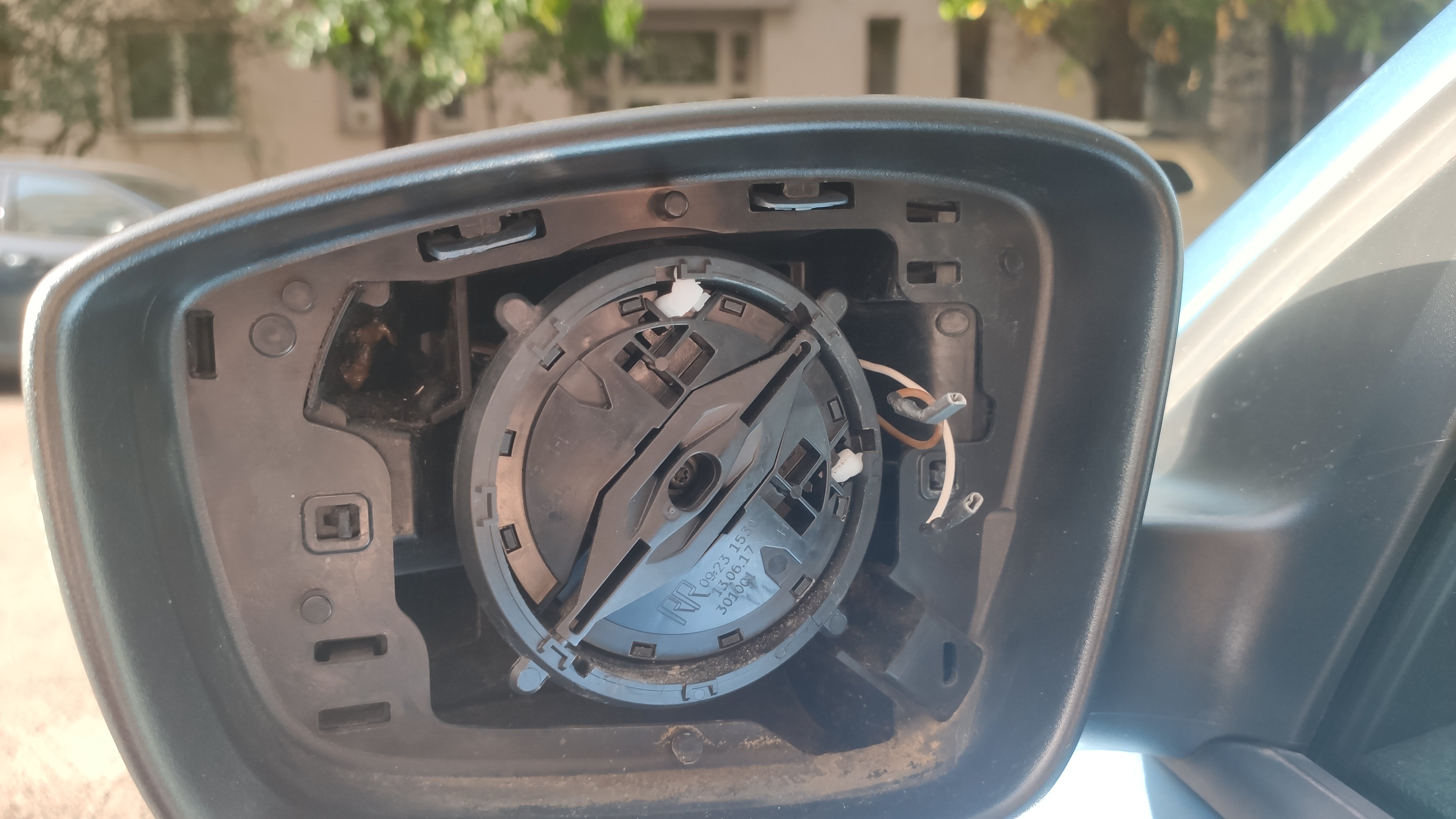 How do i remove the mirror cover for the Skoda Rapid 2017? Skoda