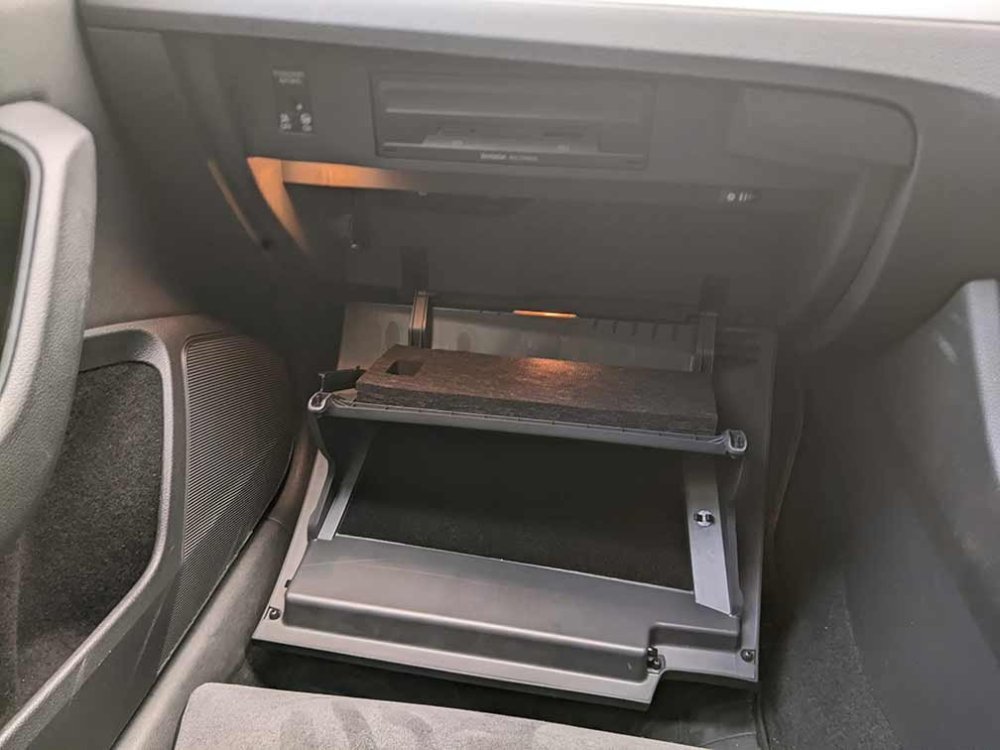 Skoda Superb 2017 glove box 1.jpg