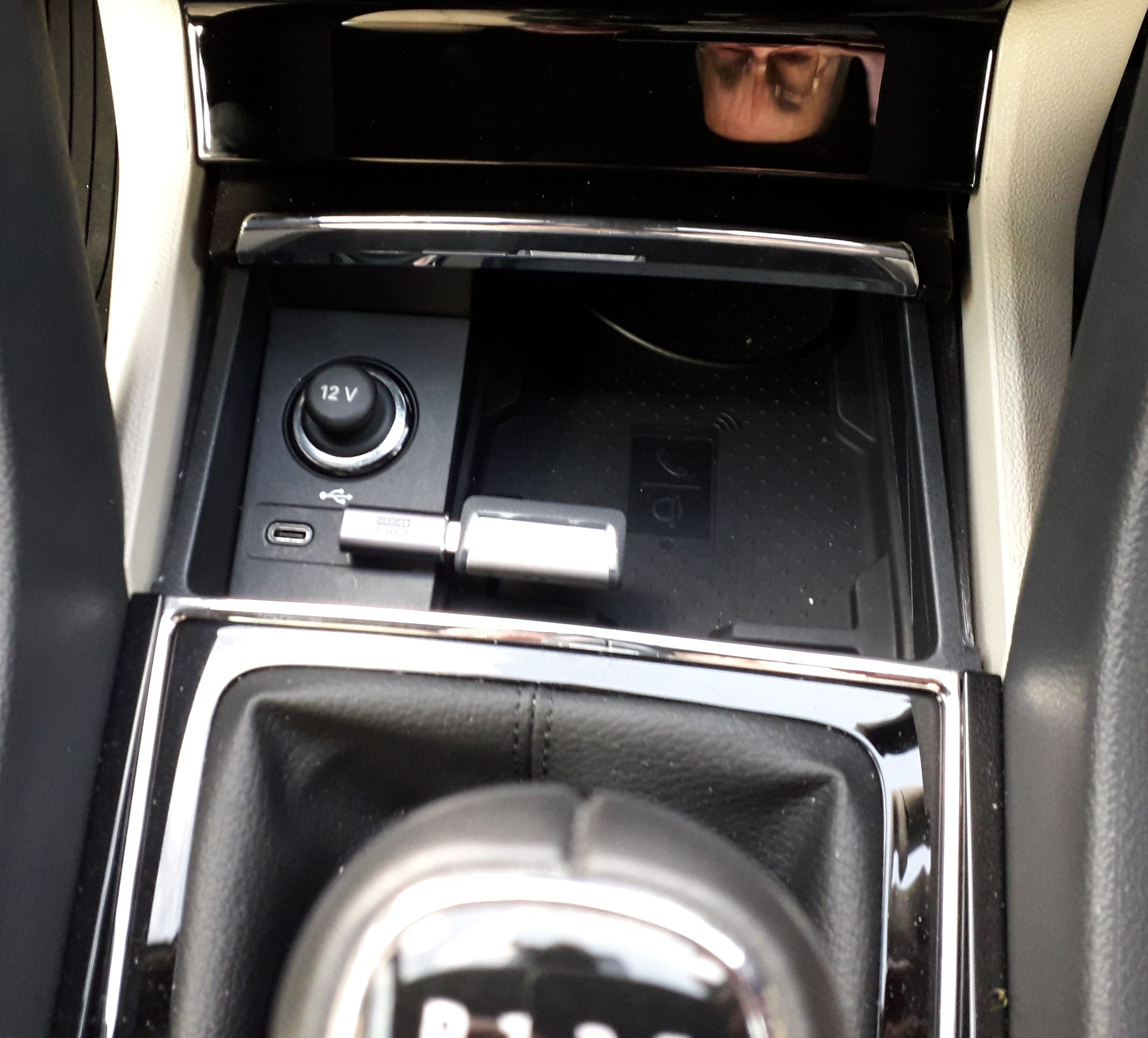 Retrofit SD Card slots in glovebox? Skoda Karoq BRISKODA