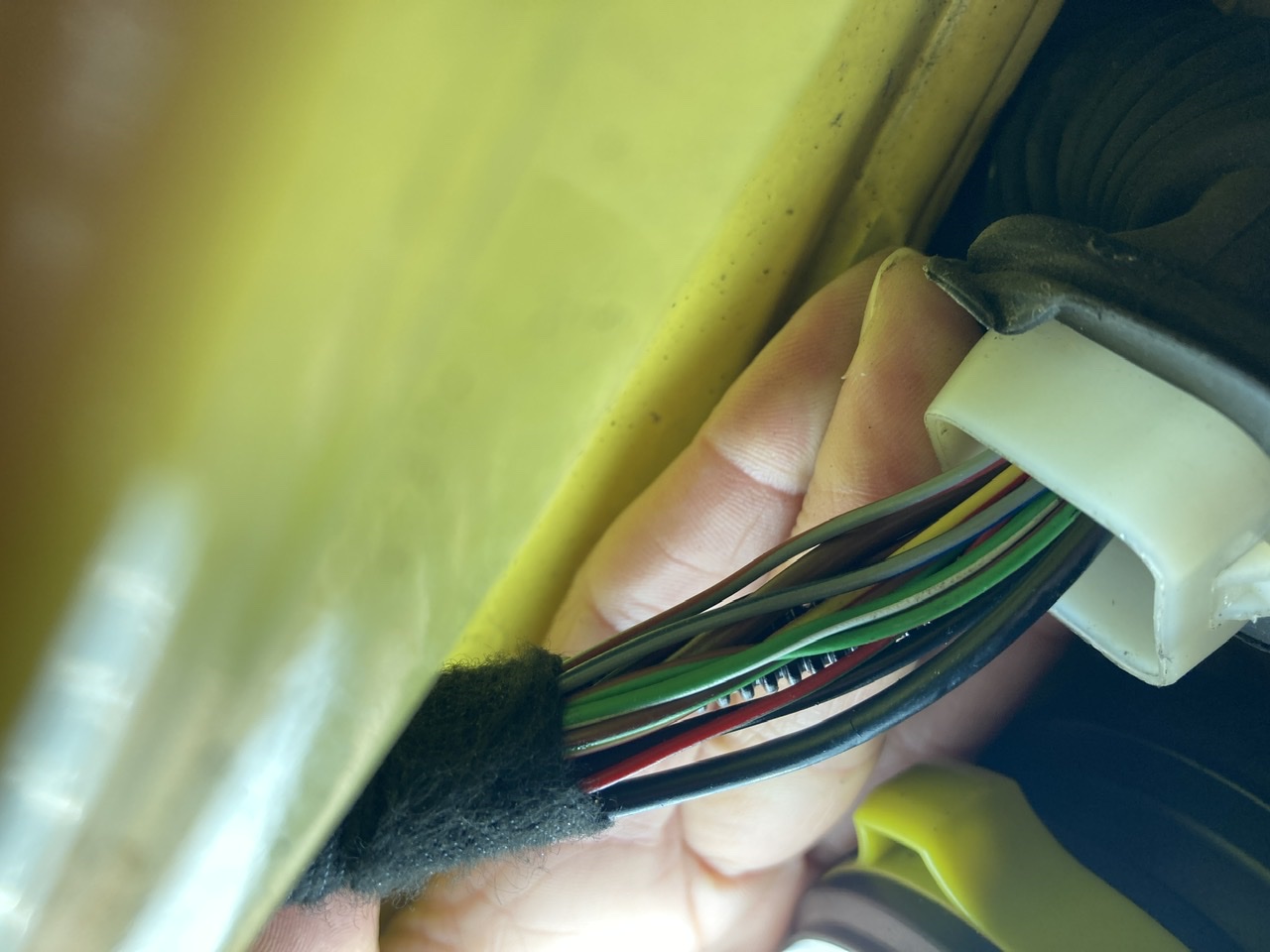 Wiring to tailgate / boot Combi 2011