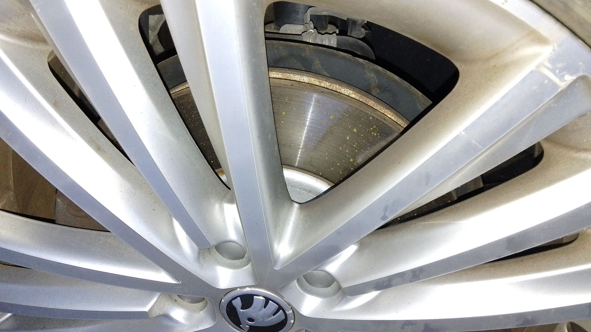 Surface of brake discs rust quickly - Skoda Kodiaq MK1 (2017-2023 ...