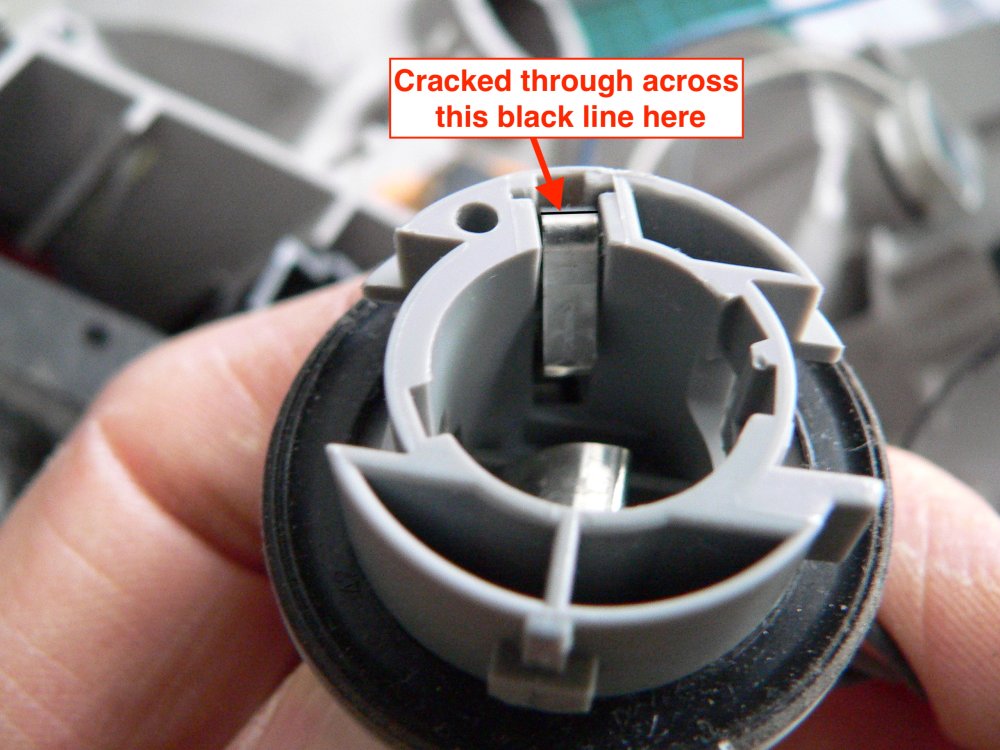 351691722_Rearbulbholder.thumb.jpg.1c0c4a43094c5e8f8020f5b458ab0a26.jpg