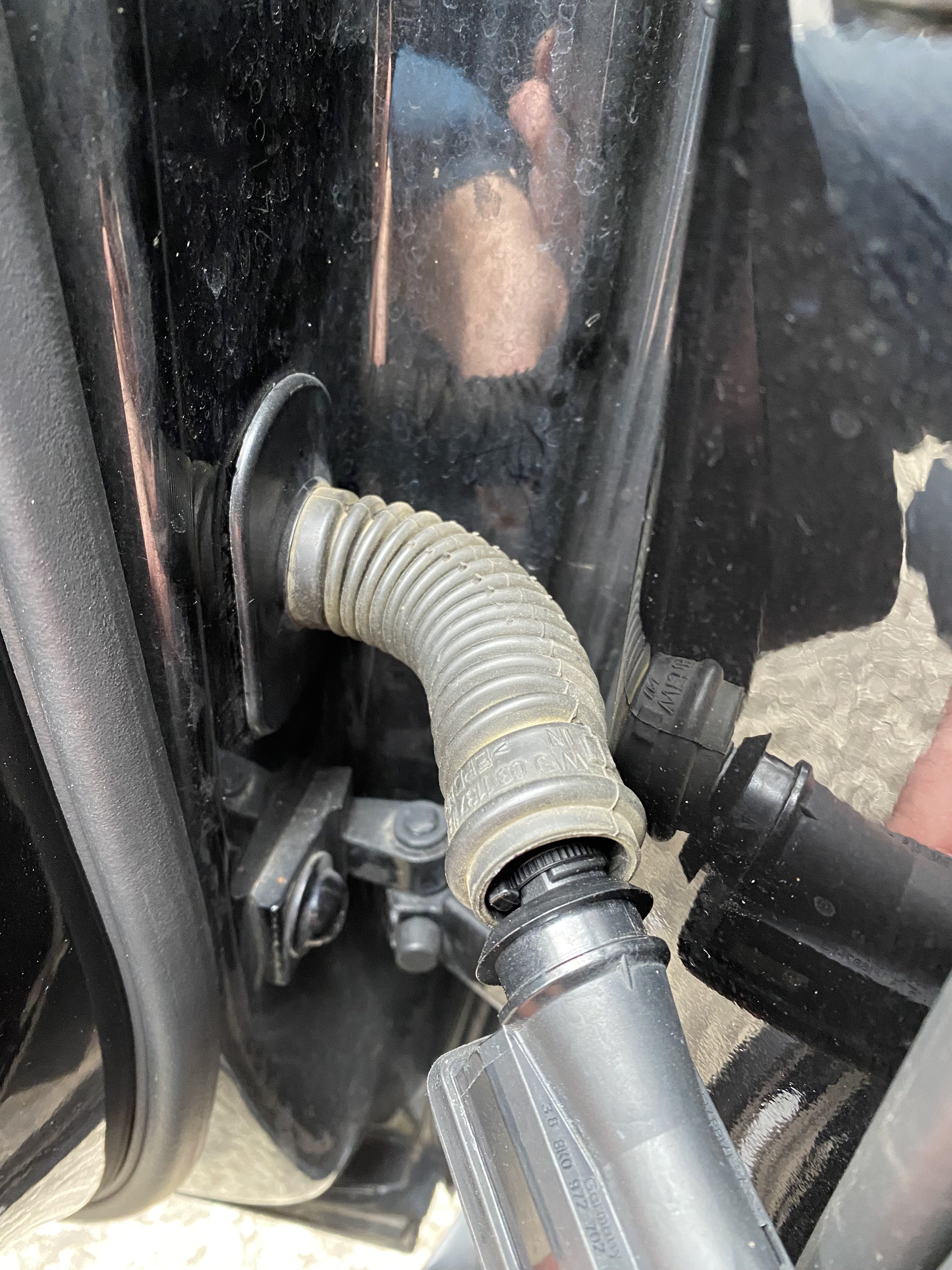 How to remove this driver (left) door harness wiring "grommet"? Skoda