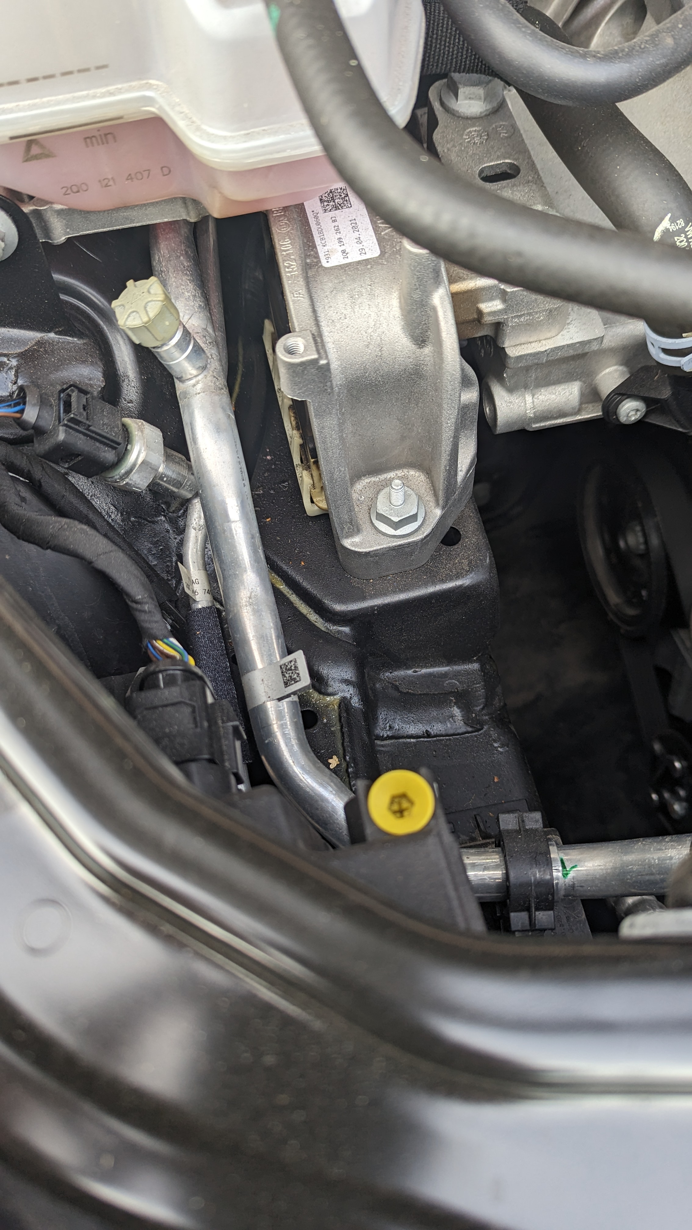 Leaking fluid from engine mount Škoda Kamiq BRISKODA