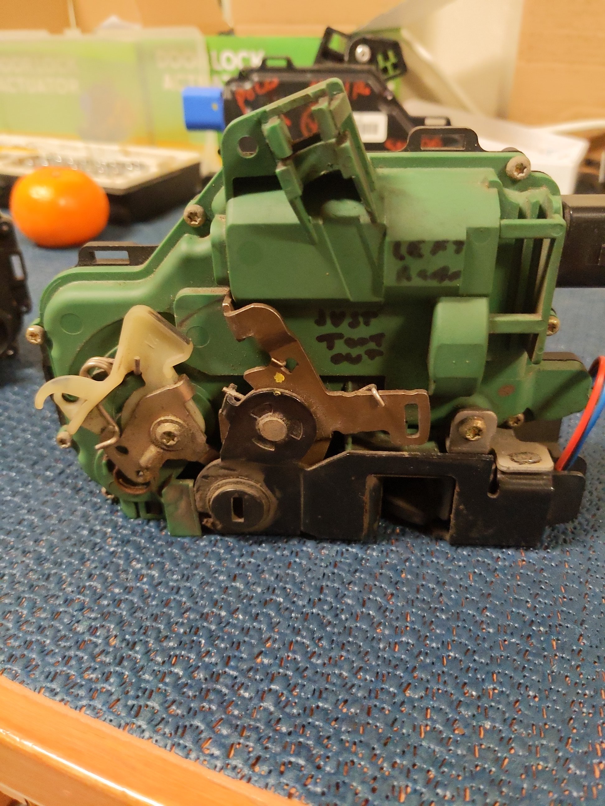 How to open up a Door lock actuator General Maintenance BRISKODA