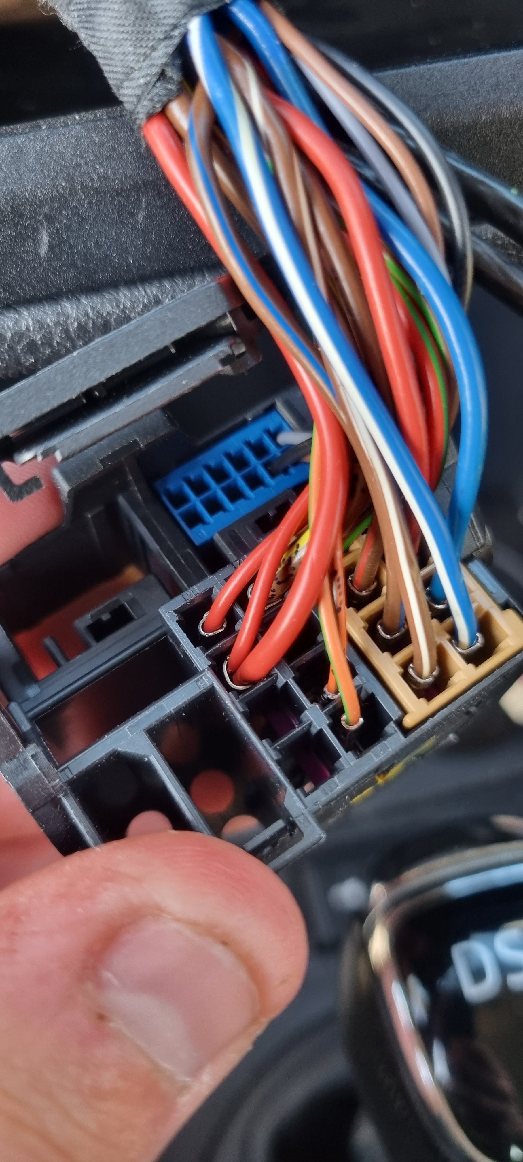 OEM wiring loom colours & pins for stereos Skoda Fabia Guides BRISKODA