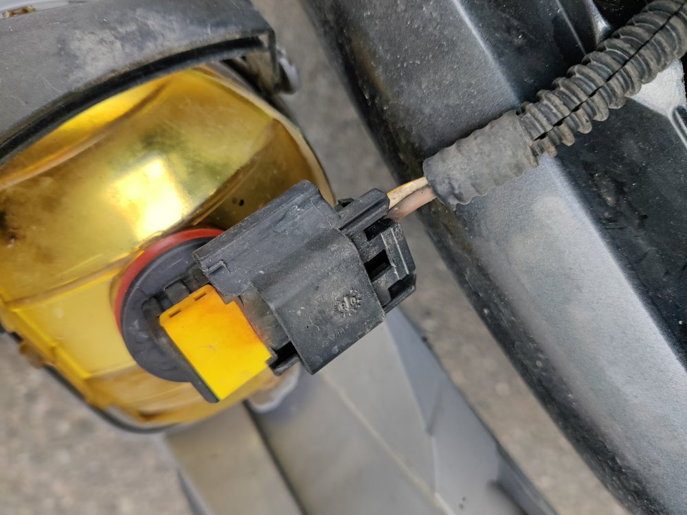 Fog light bulb connector stuck Skoda Superb Mk II (20082015) BRISKODA