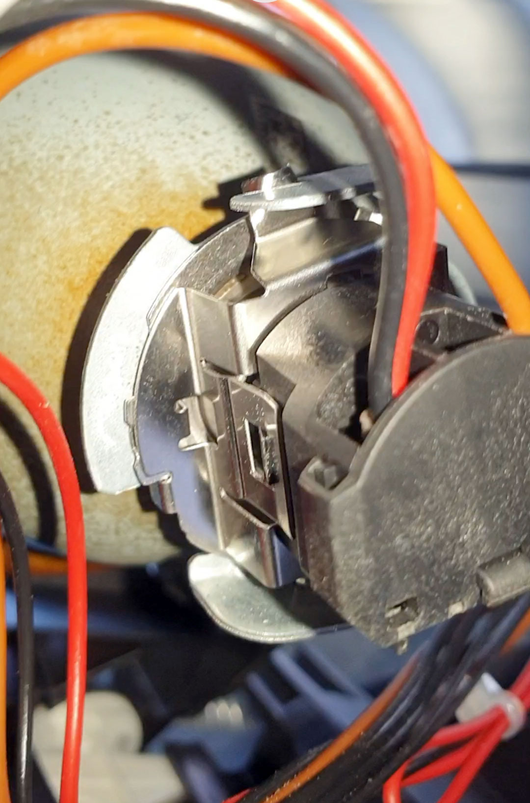 Headlamp bulb holder is too stiff to move Skoda Fabia Mk II (2007