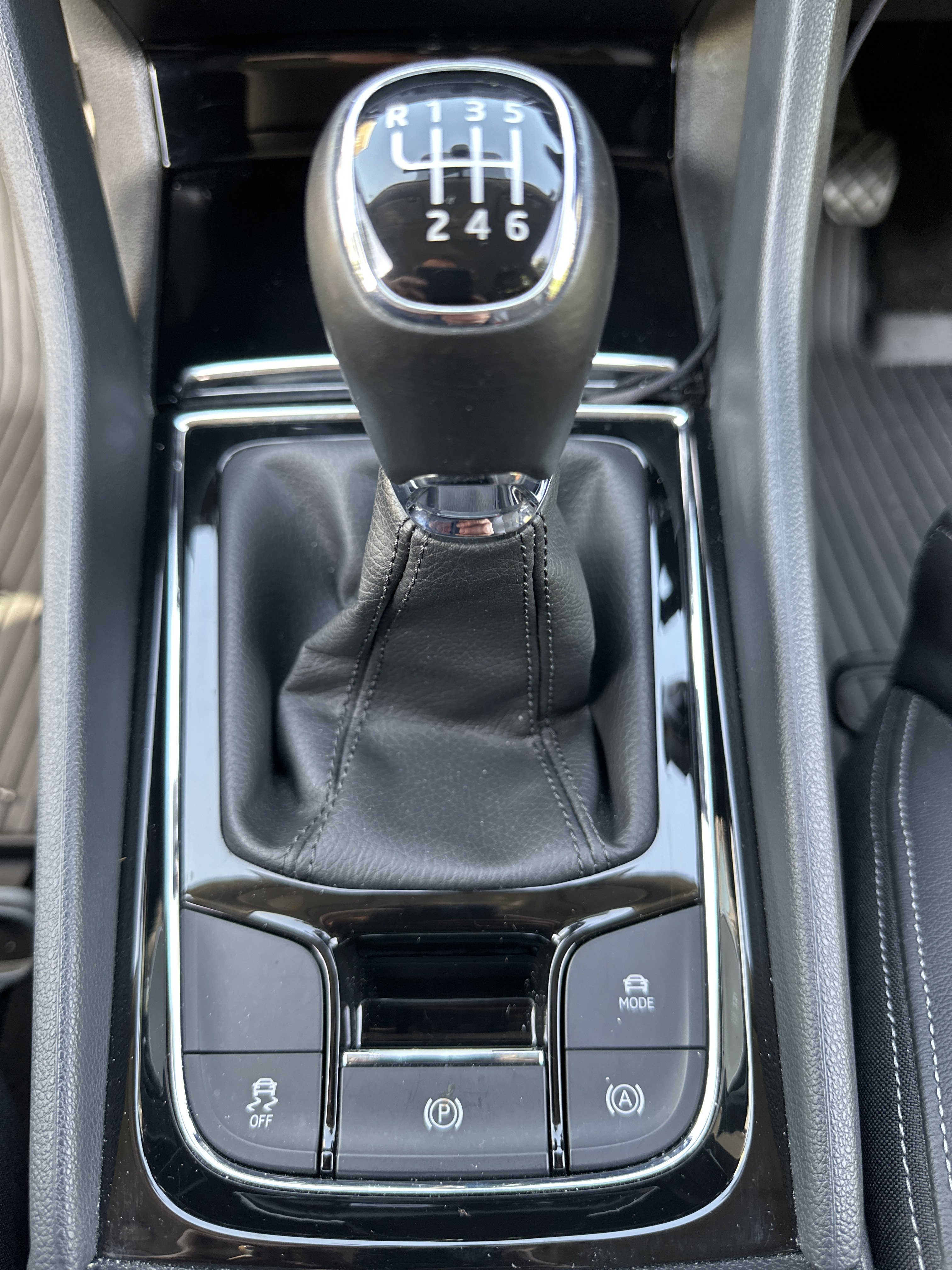 How to access the handbrake button to replace? Skoda Karoq BRISKODA