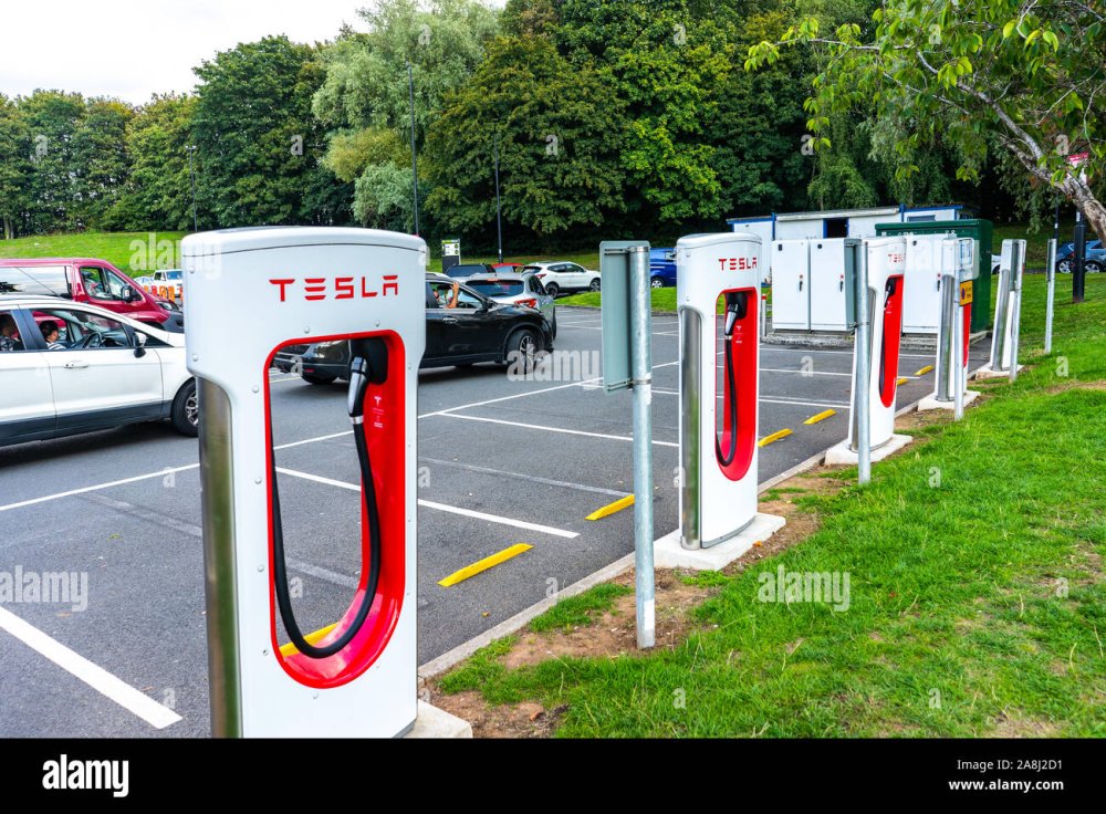 tesla-charging-stations-at-the-motorway-services-in-the-uk-electric-charging-electric-vehicle-charge-points-service-stations-eco-cars-2A8J2D1.jpg