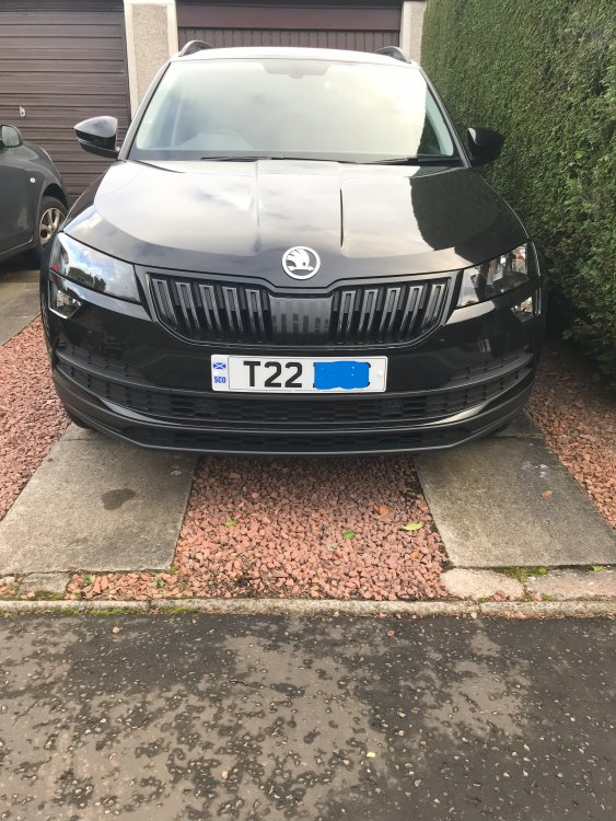 Karoq Black grill surround.jpg