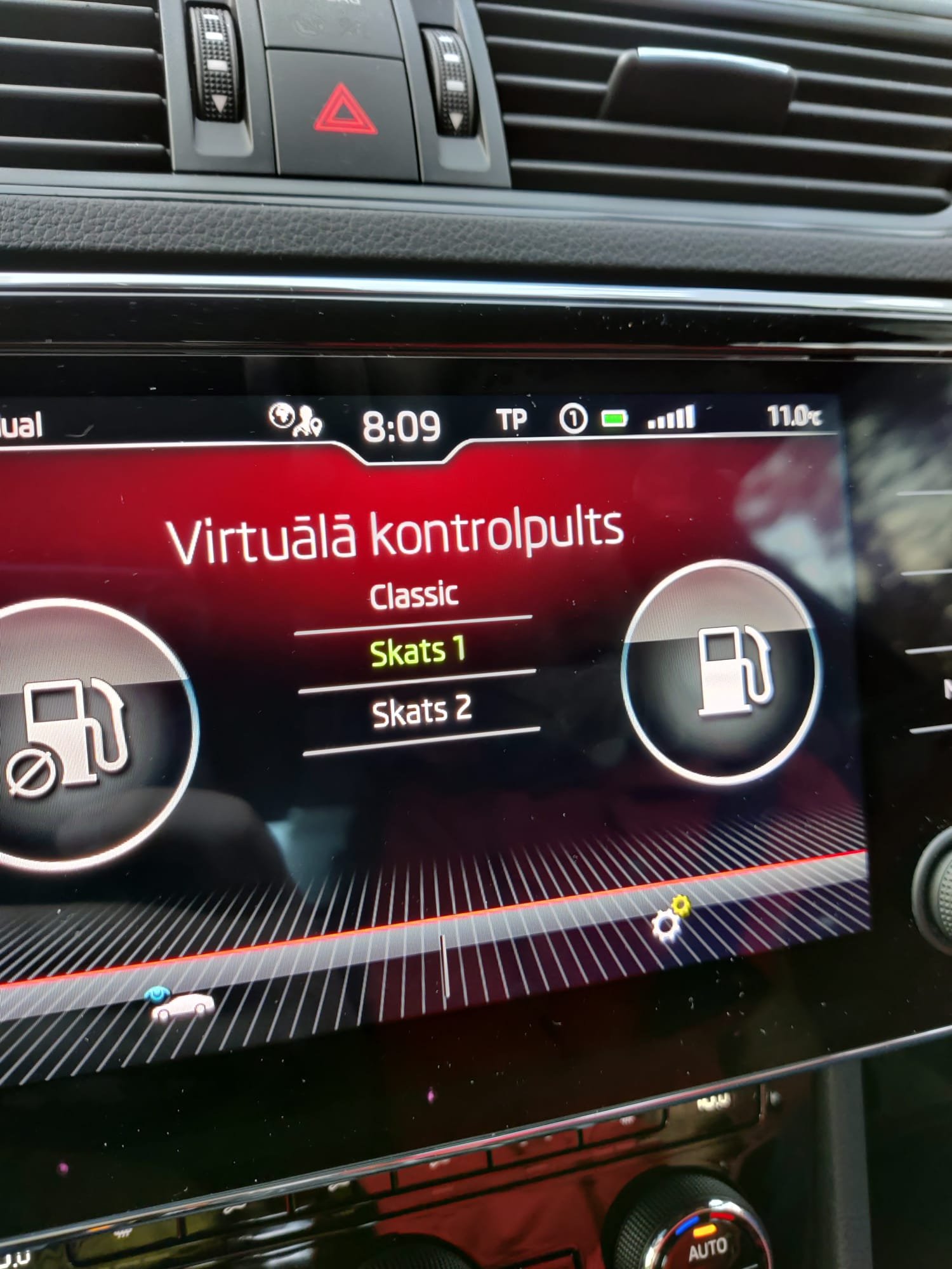 Setting default display on virtual cockpit
