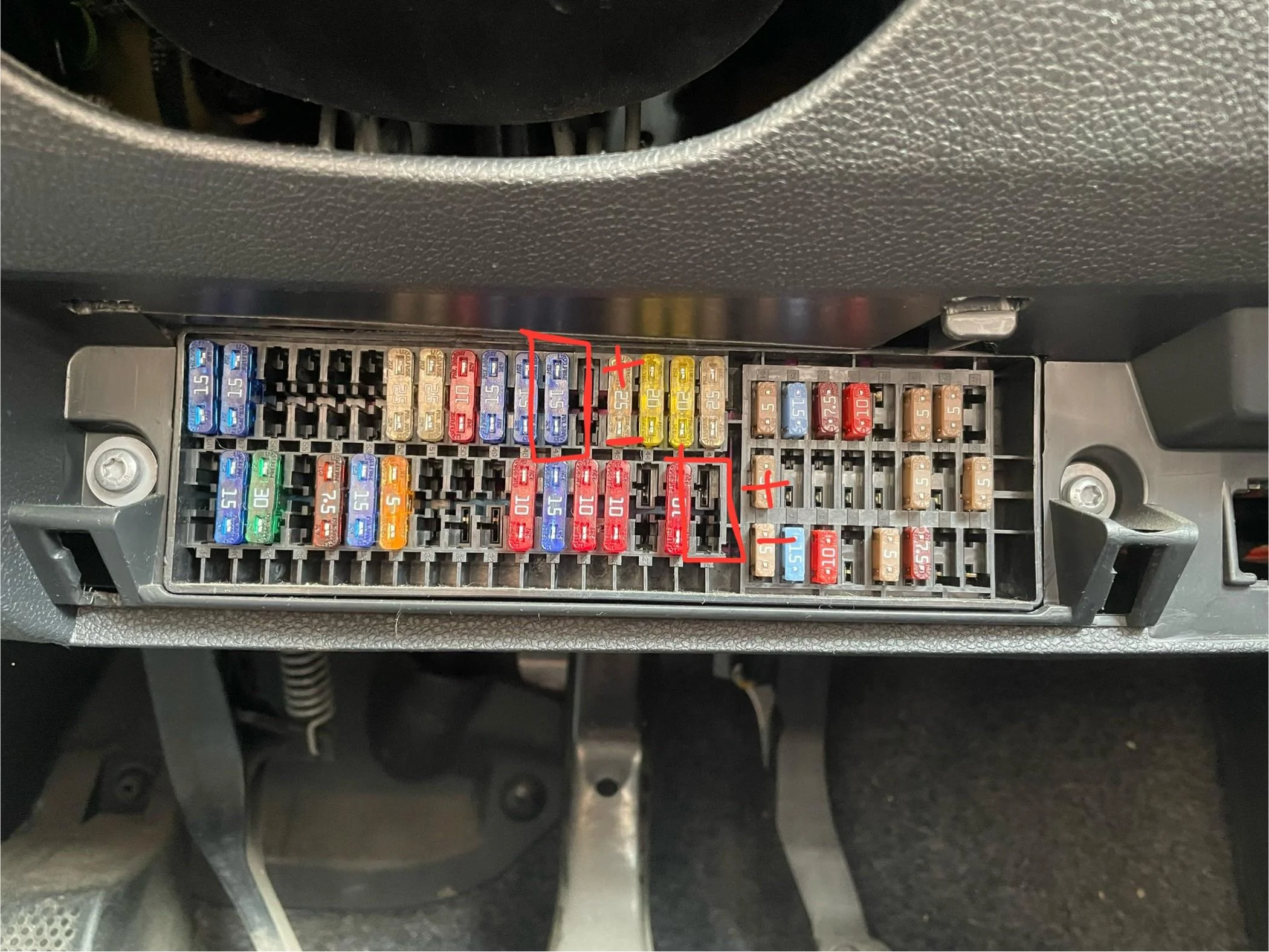 skoda octavia 2015 cigarette lighter fuse Cigarette plug has always power. How to change that? - Skoda Fabia Mk2  (2007-2014)
