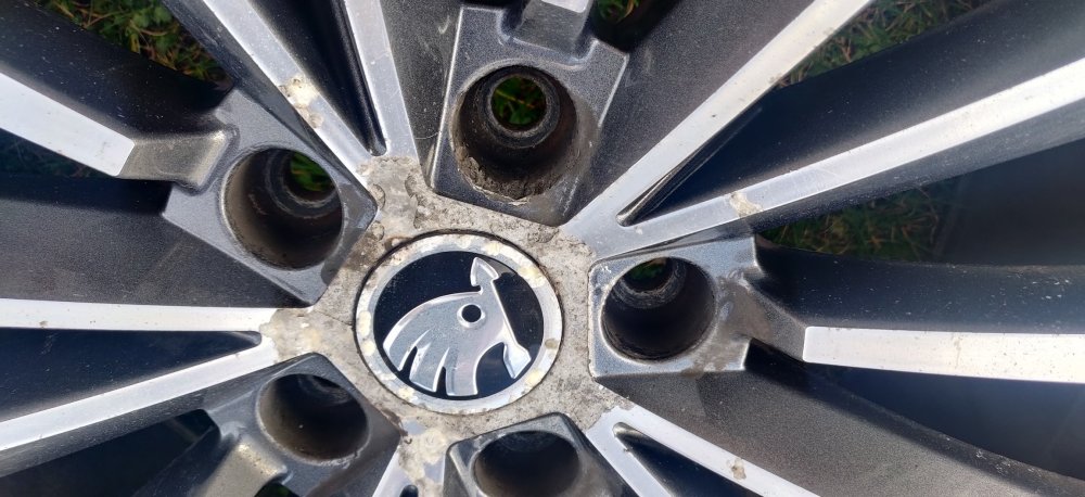 08 Damaged bolt hole.jpg